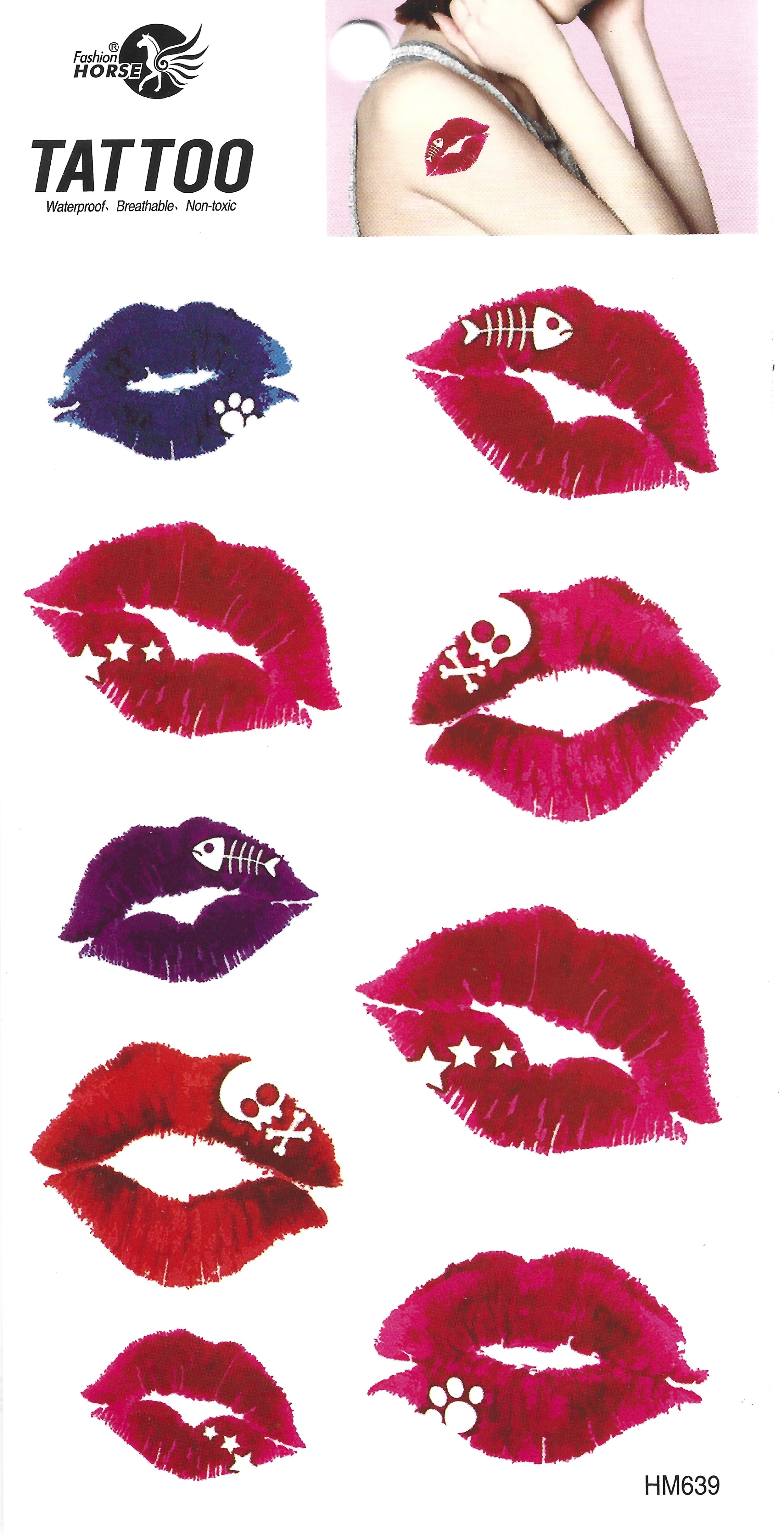 Lámina completa de tatuajes temporales de labios Fashion Horse con varios diseños como huellas de pata, estrellas, espinas de pescado y calaveras en tonos rojos, rosas y morados, con una pequeña imagen de una mujer llevando un tatuaje de labios rojo en el brazo.