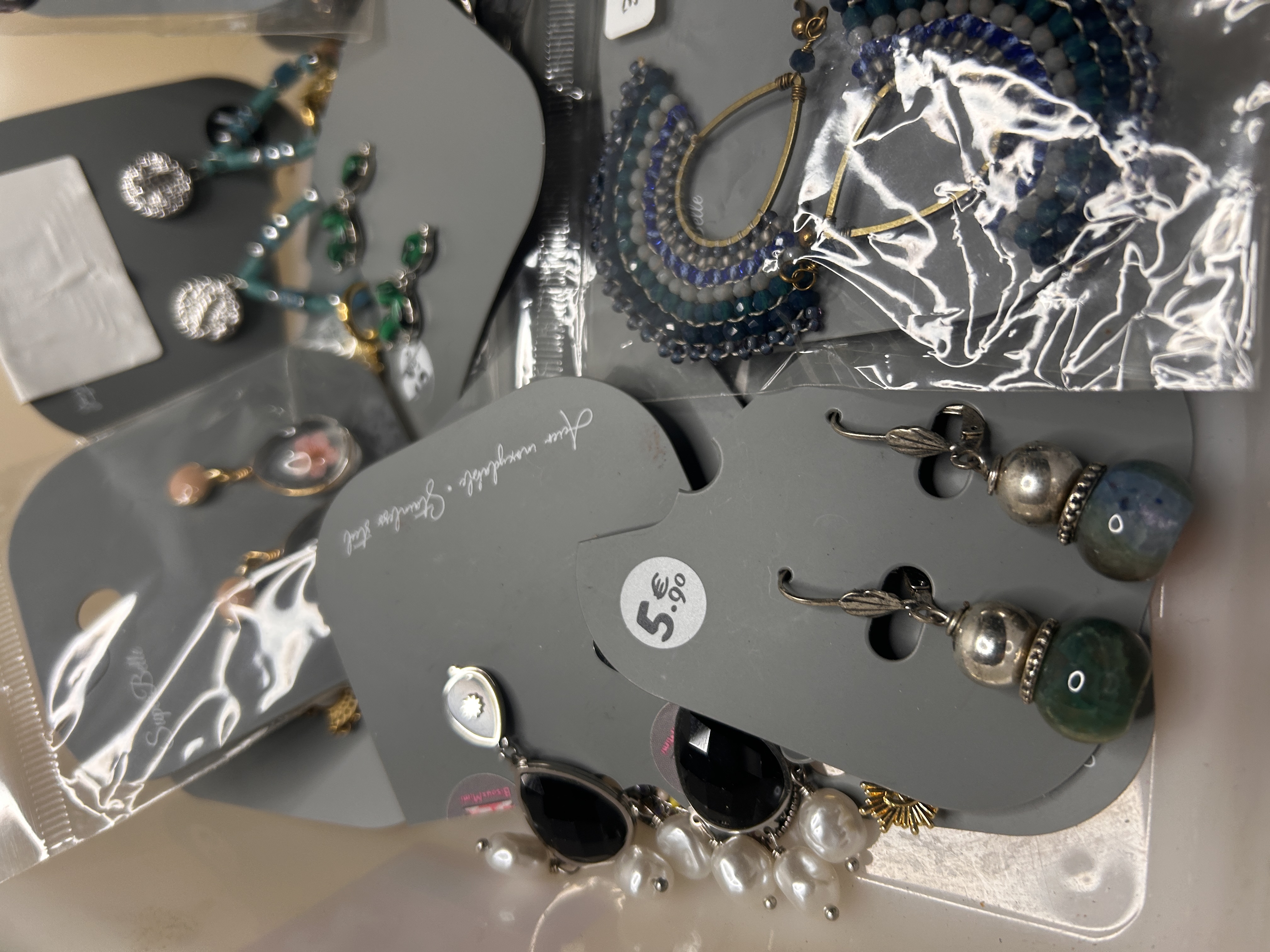 Detalle de pendientes colgantes con piedras y cuentas en cartón — lote de pendientes baratos, detalle · Lola y Sol (92-BOBH)