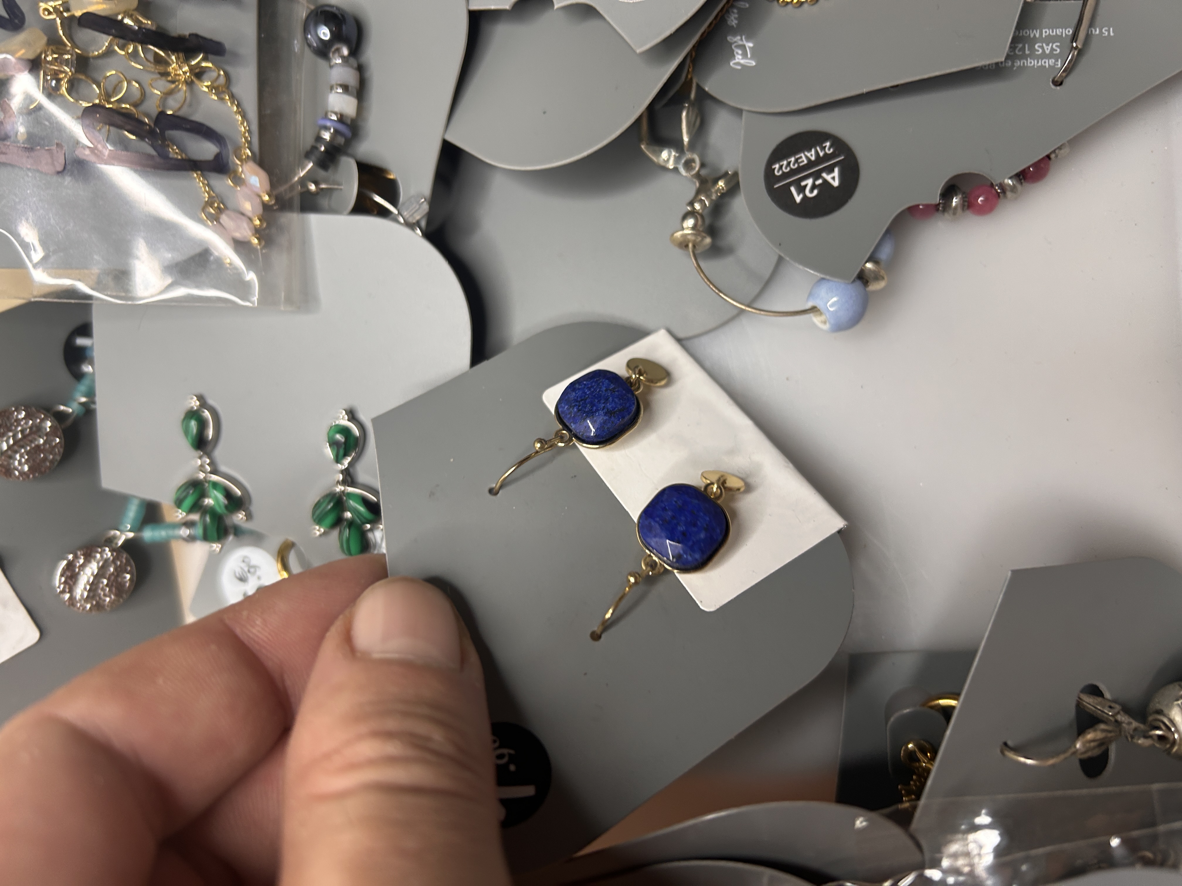 Lote de Pendientes Variados al por Mayor - 92 BOBH — lote de pendientes para mujer, detalle · Lola y Sol (92-BOBH)
