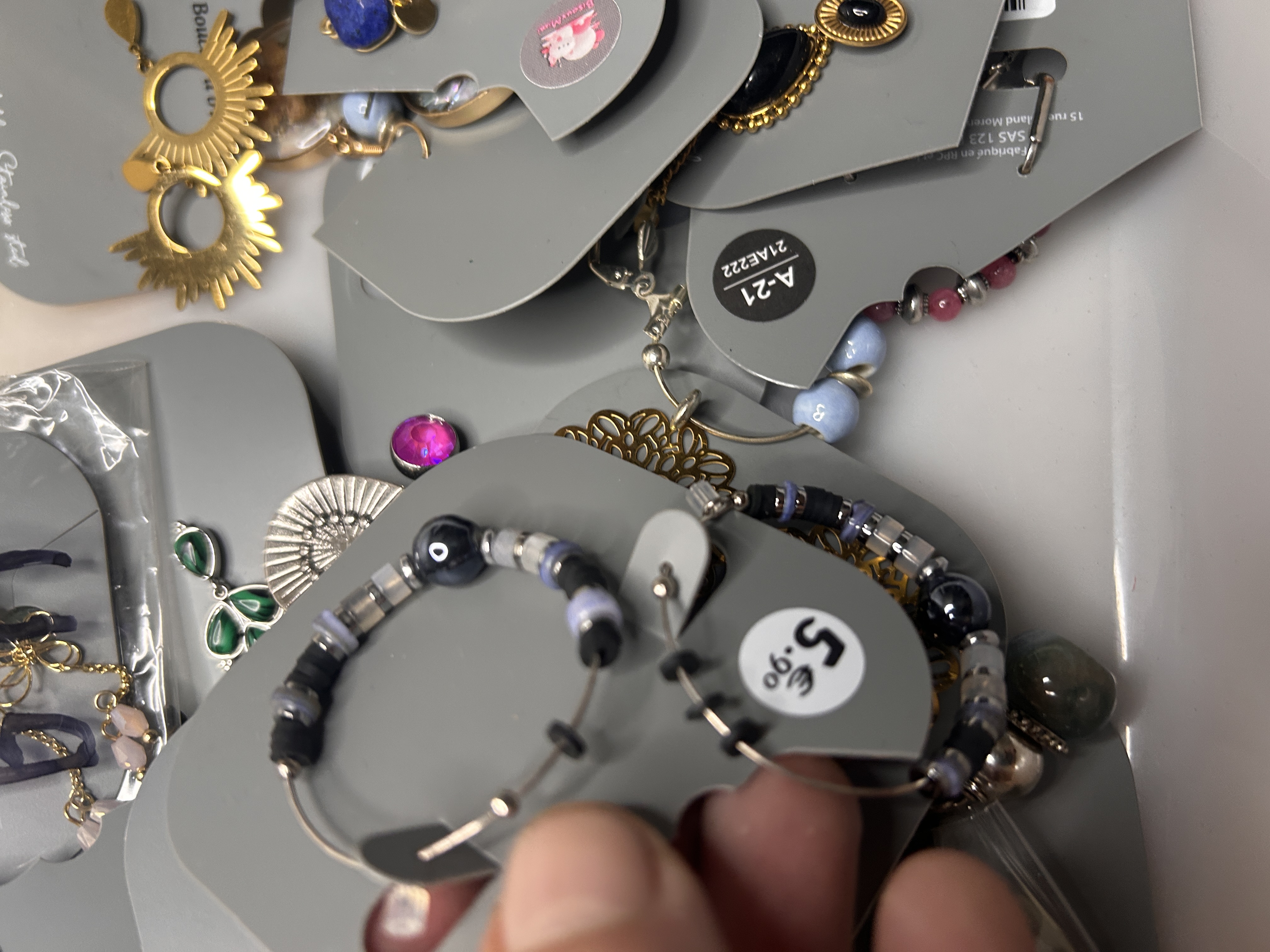 Lote de Pendientes Variados al por Mayor - 92 BOBH — lote de pendientes de moda, detalle del acabado · Lola y Sol (92-BOBH)