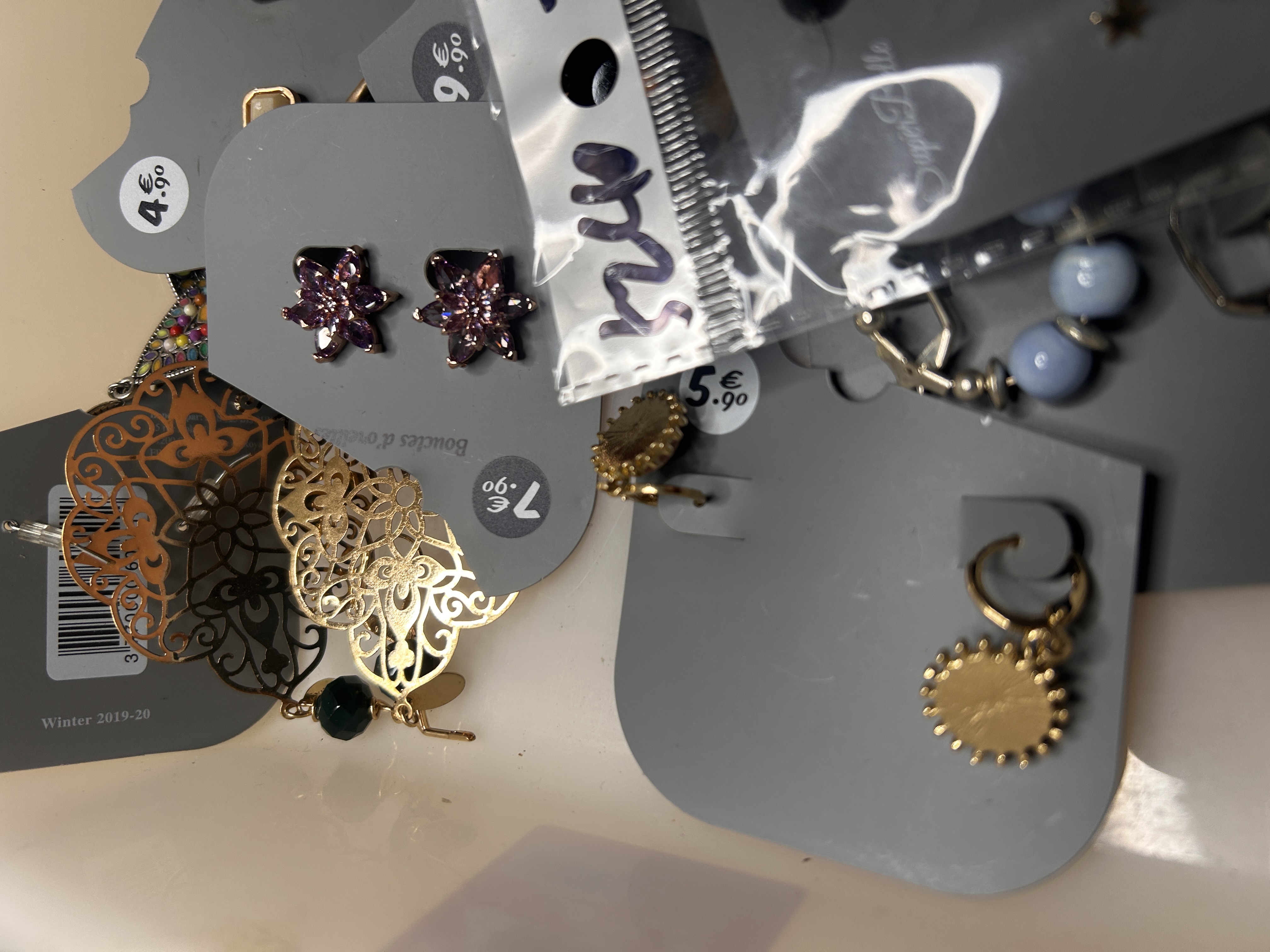 Detalle de pendientes de botón y colgantes en tarjetas expositoras — lote de pendientes baratos, detalle · Lola y Sol (93-BOBH)