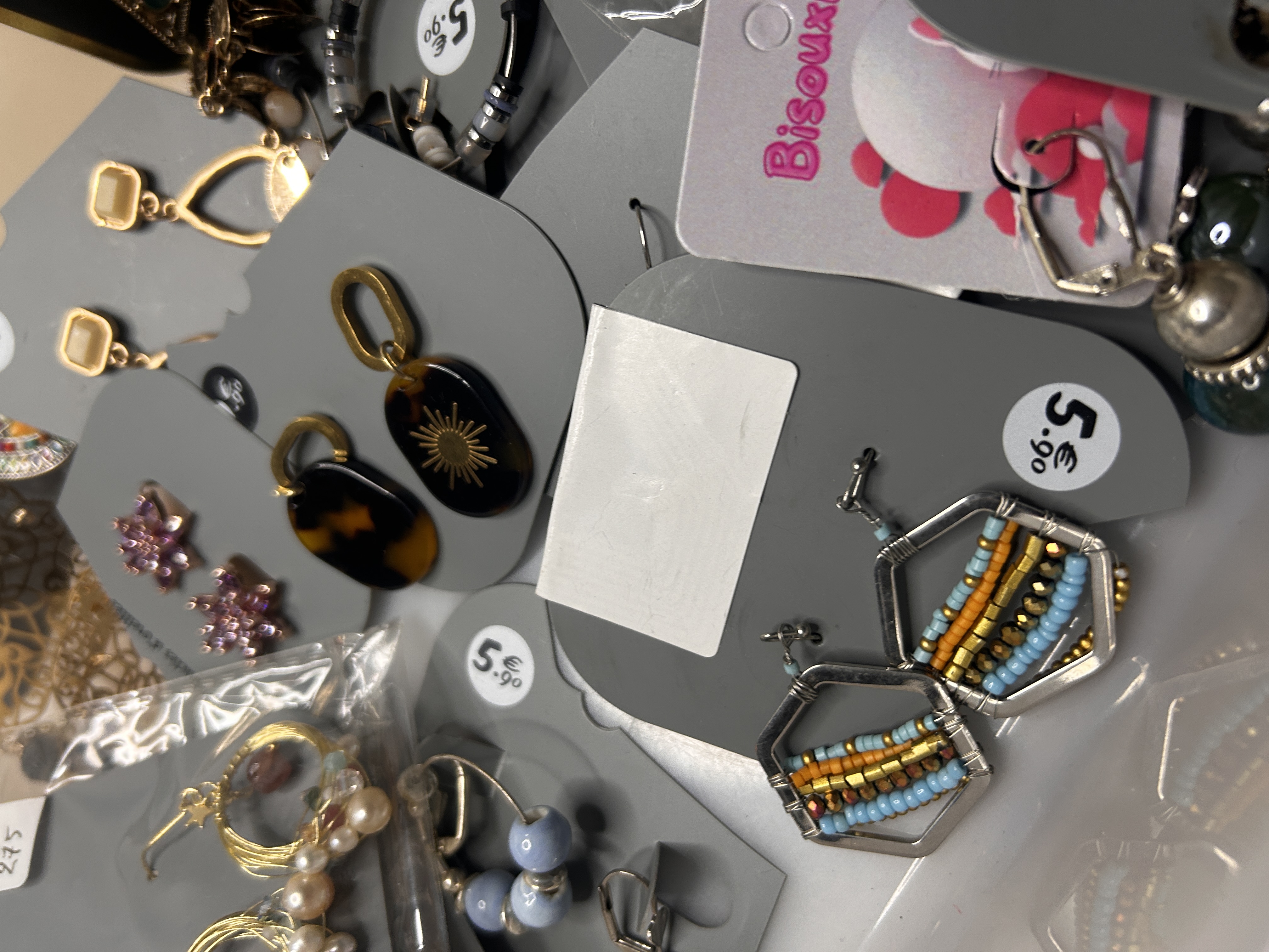 Pendientes de aro con abalorios y resina en soportes comerciales — lote de pendientes dorados, primer plano · Lola y Sol (93-BOBH)