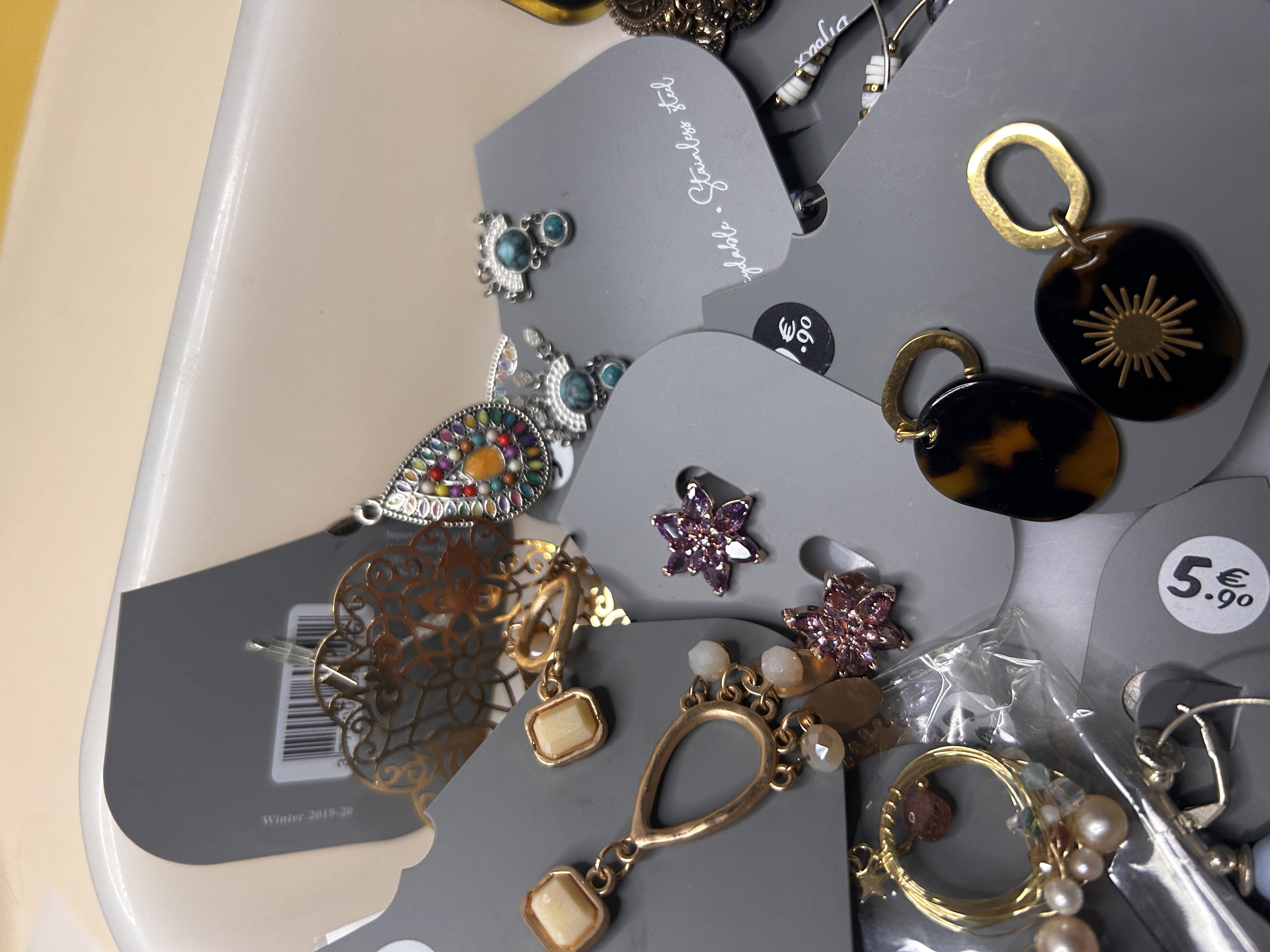 Variedad de pendientes dorados, con cuentas y de resina — lote de pendientes originales, detalle del acabado · Lola y Sol (93-BOBH)