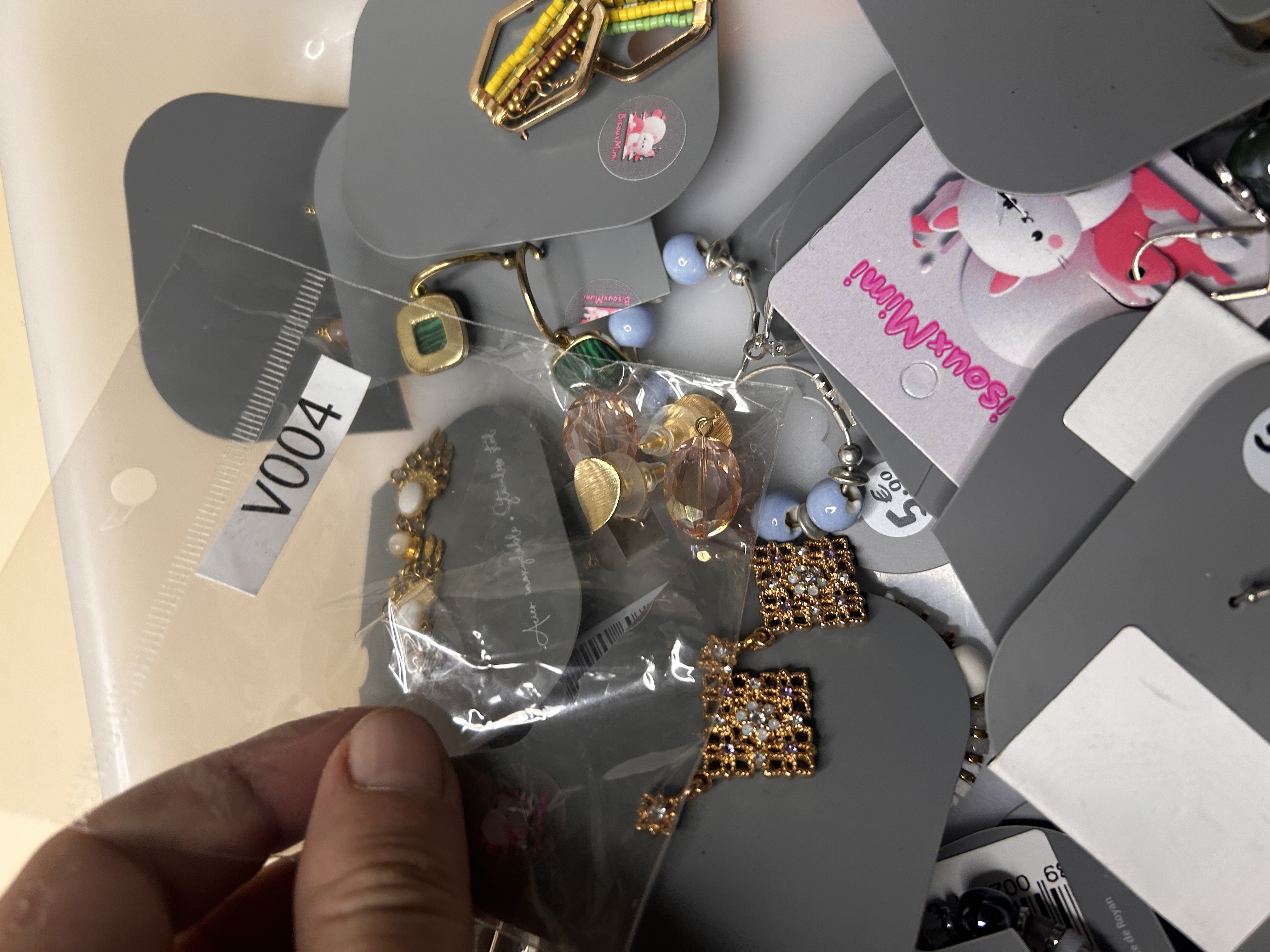 Lote de Pendientes Variados Destock — lote de pendientes de moda, detalle del acabado · Lola y Sol (93-BOBH)