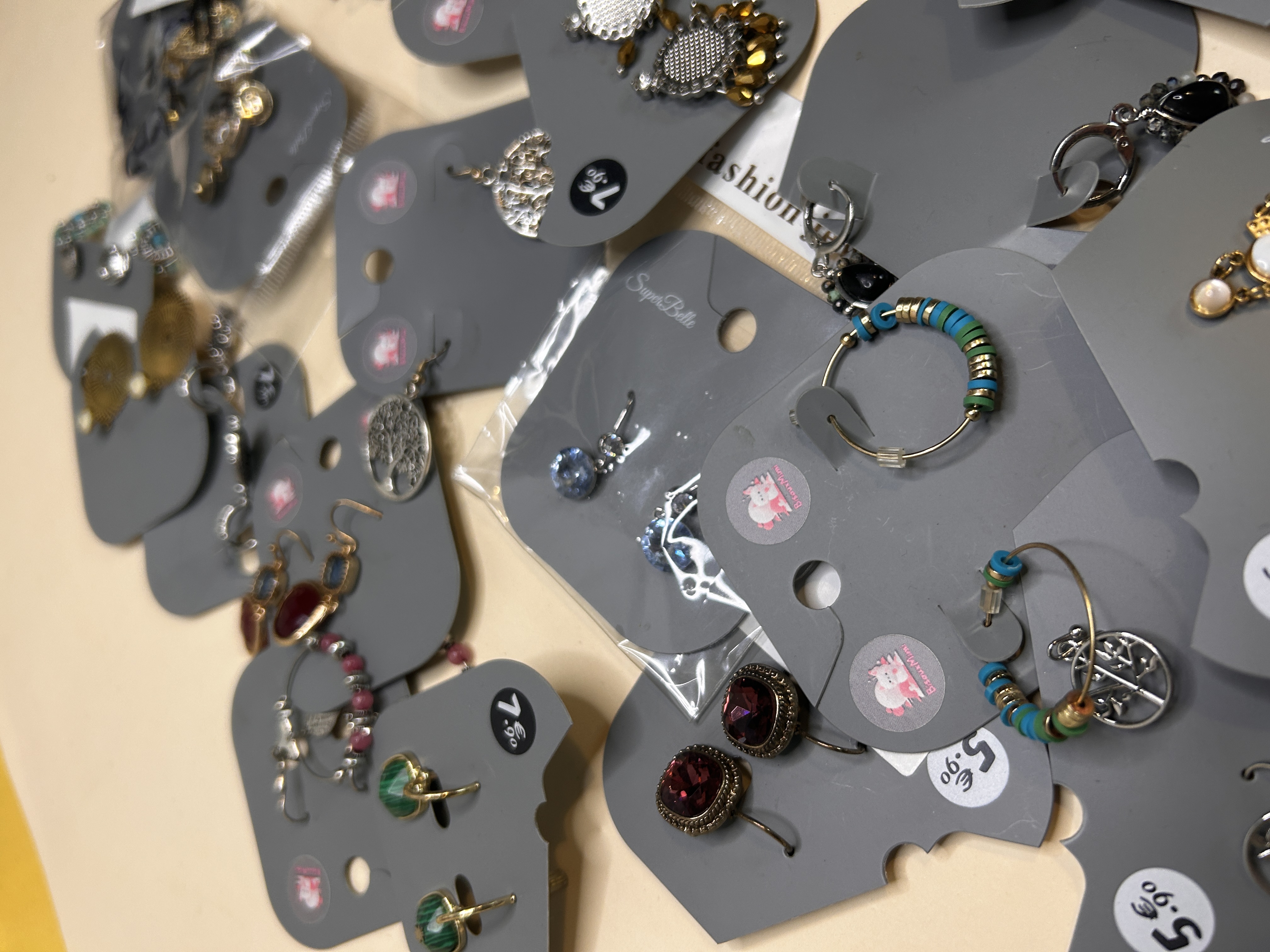 Detalle de pendientes de aro y de botón con cuentas de colores — lote de pendientes de moda, vista lateral · Lola y Sol (BH-304)