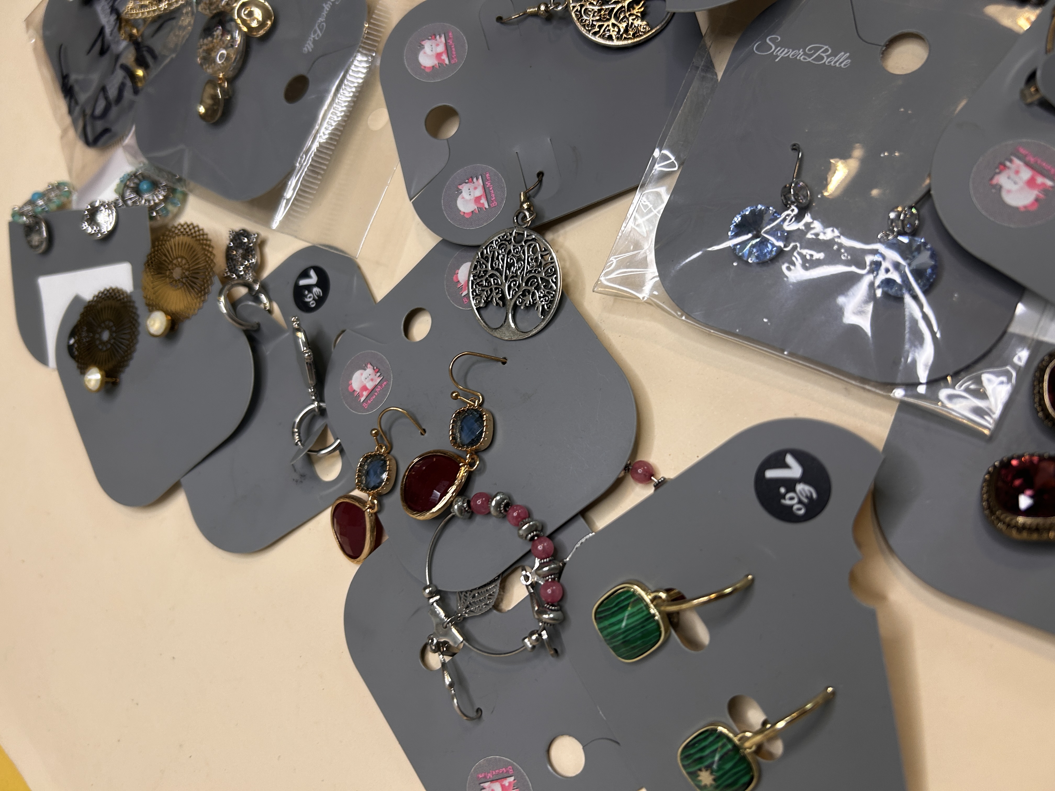 Selección de pendientes con piedras de colores y acabados metálicos — lote de pendientes originales, detalle del acabado · Lola y Sol (BH-304)