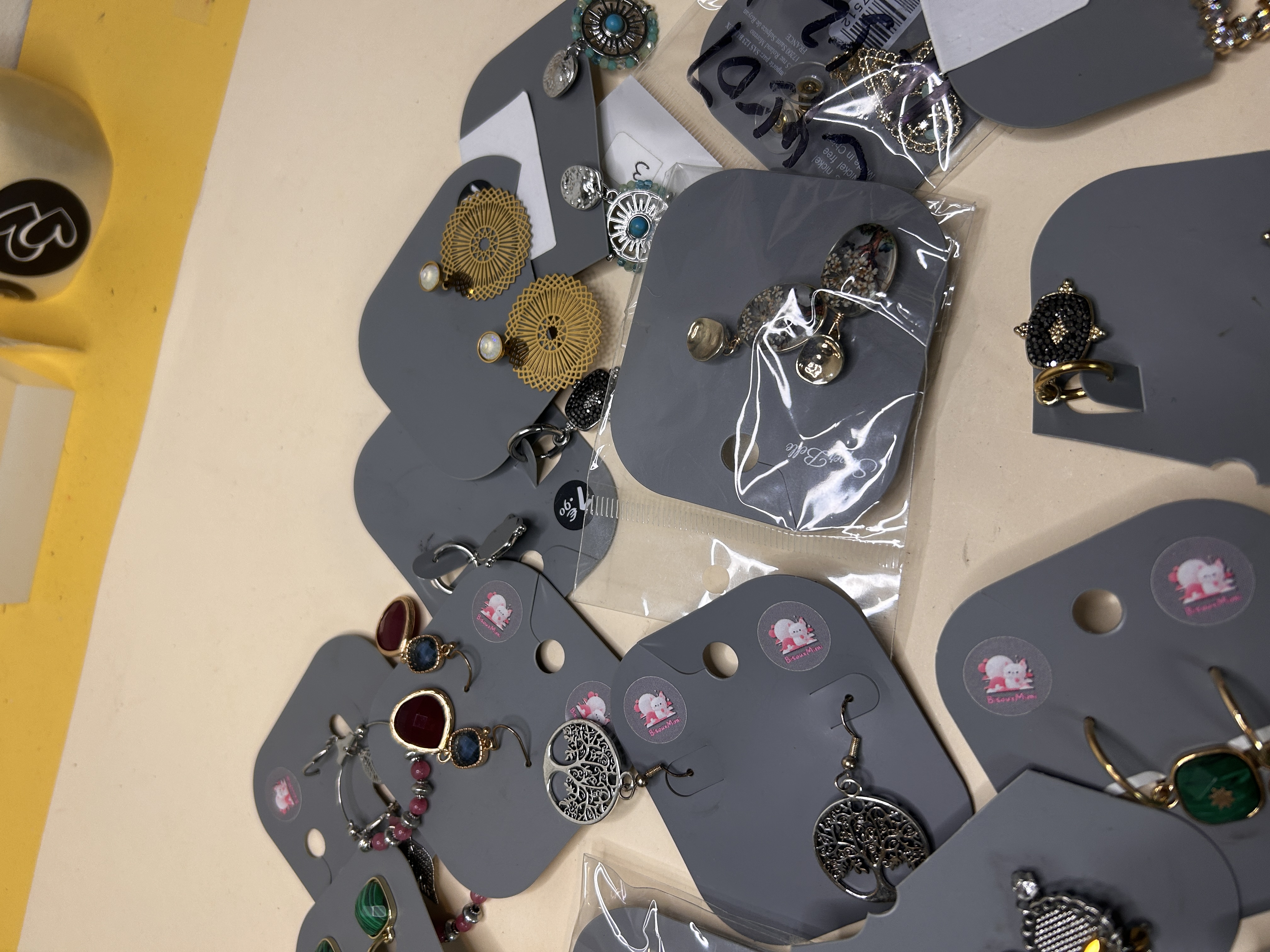Lote de Pendientes Variados al por Mayor — lote de pendientes para mujer, detalle · Lola y Sol (BH-304)