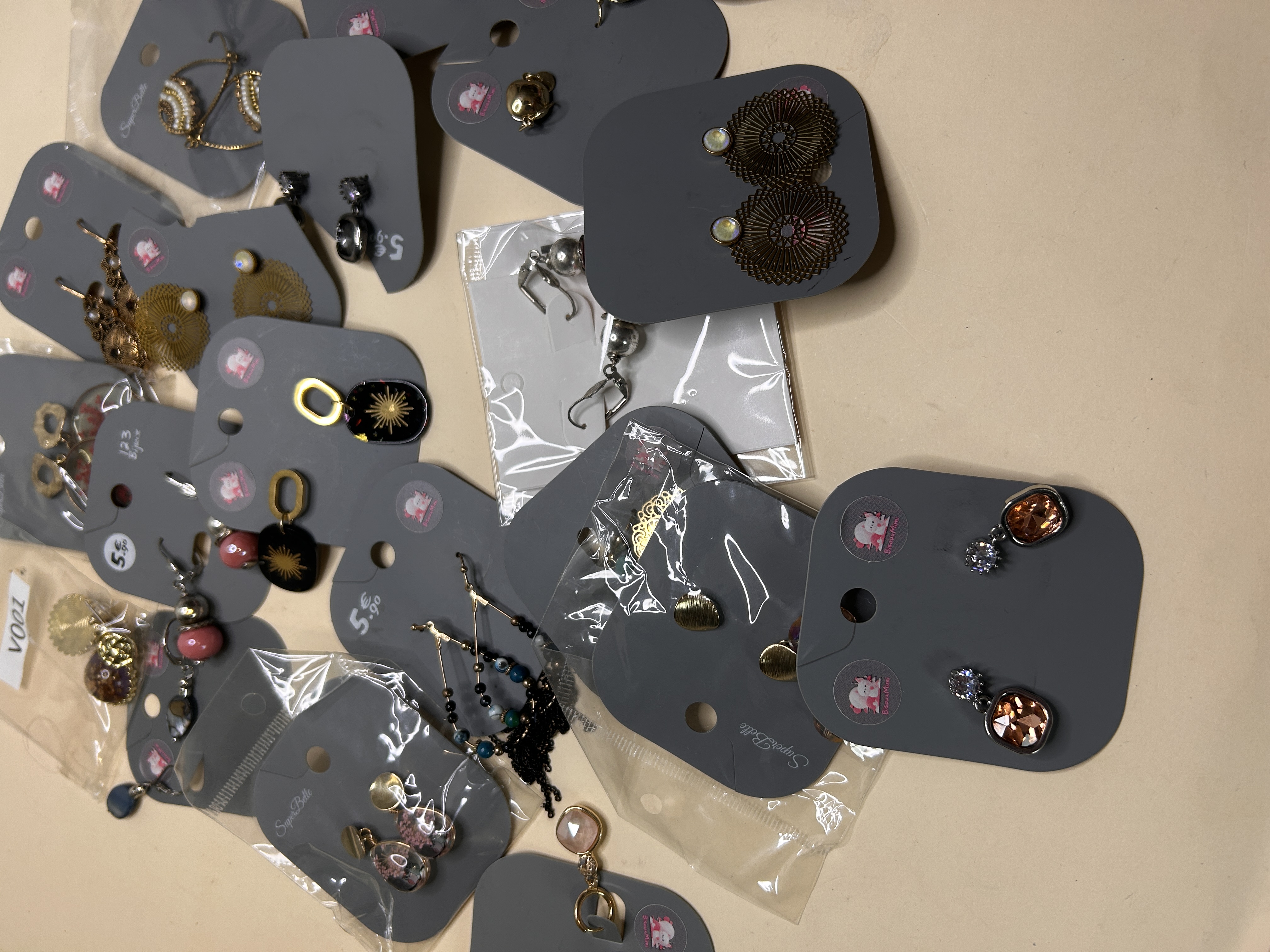 Lote de Pendientes Variados al por Mayor - Ref. BO-305 — lote de pendientes de moda, detalle del acabado · Lola y Sol (BO-305)