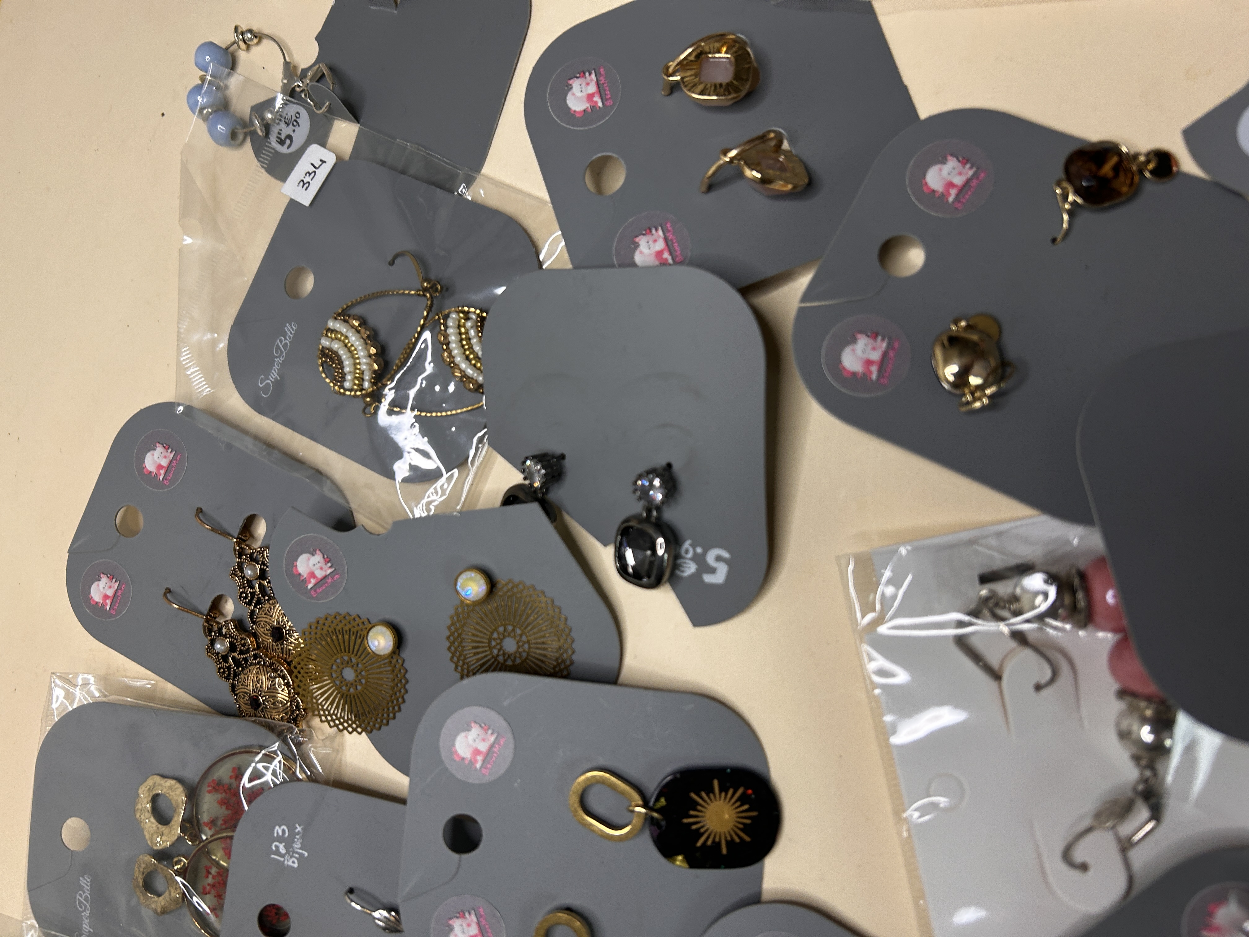 Lote de Pendientes Variados al por Mayor - Ref. BO-305 — lote de pendientes originales, vista principal · Lola y Sol (BO-305)