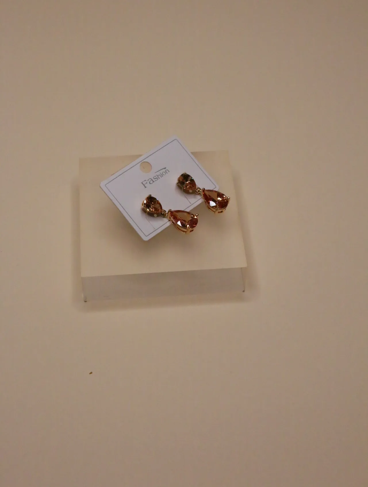 Primer plano de pendientes de gota ámbar brillantes
