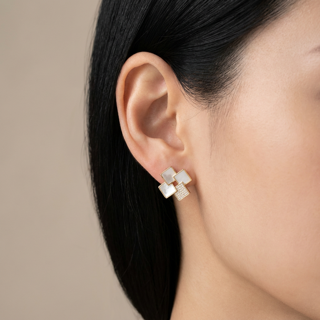 Pendientes Cuadrados Geométricos con Circonitas (BO-PD-025) puestos en la oreja — pendientes para mujer, puestos en la oreja · Lola y Sol (BO-PD-025)