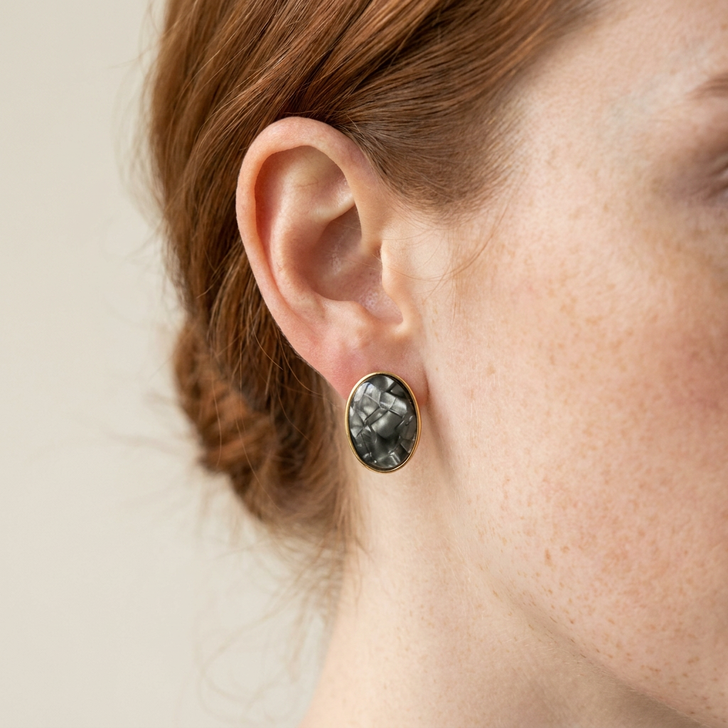 Pendientes Óvalos Elegantes con Resina Verde (BO-PD-031) puestos en la oreja — pendientes para mujer, puestos en la oreja · Lola y Sol (BO-PD-031)