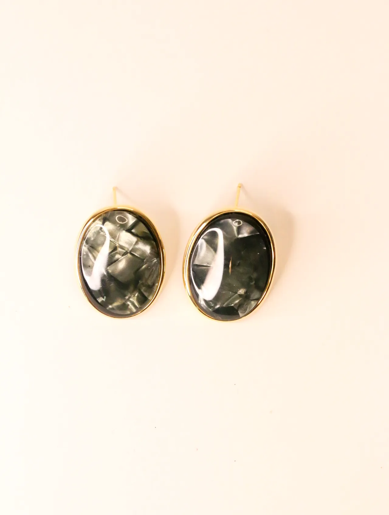 Par de pendientes ovalados elegantes con incrustaciones de resina verde, vistos de frente sobre un fondo claro. — pendientes baratos, detalle · Lola y S…