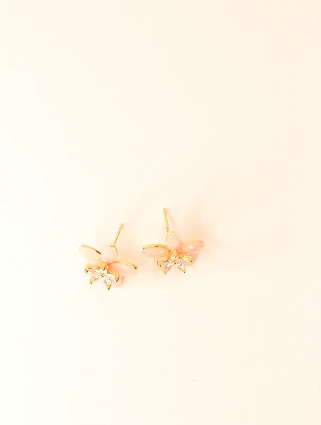 Par de delicados pendientes de botón de flor rosa con piedras brillantes transparentes — pendientes baratos, detalle · Lola y Sol (BO-PD-032)