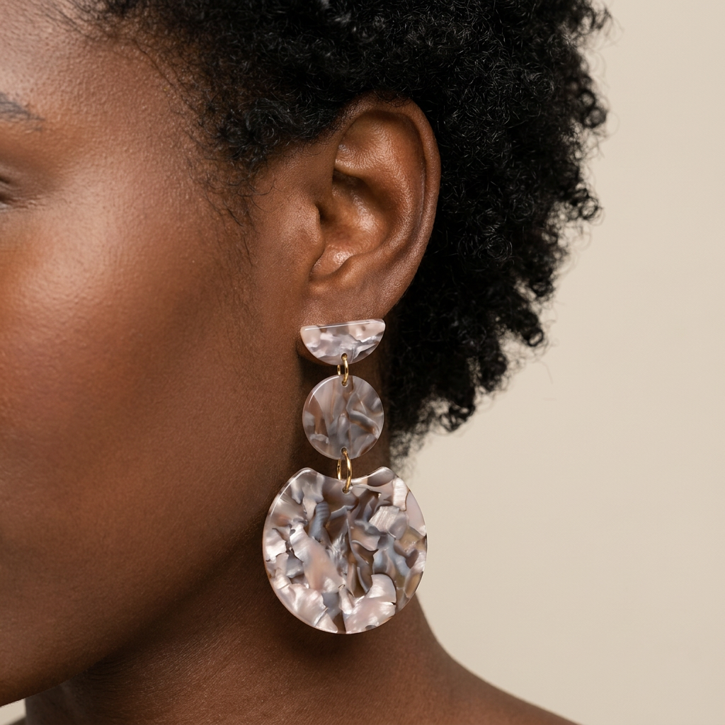 Pendientes Colgantes Efecto Mármol (BO-PD-035) puestos en la oreja — pendientes para mujer, puestos en la oreja · Lola y Sol (BO-PD-035)