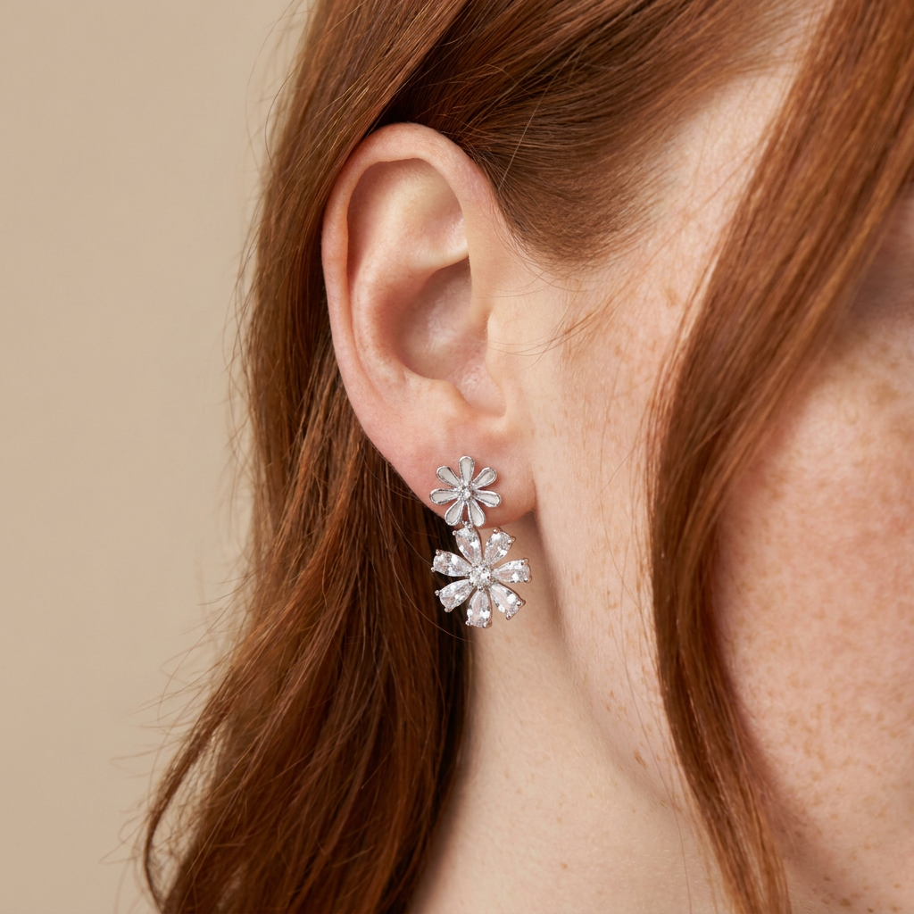 Pendientes Colgantes Flor con Circonitas (BO-PD-036) puestos en la oreja — pendientes para mujer, puestos en la oreja · Lola y Sol (BO-PD-036)