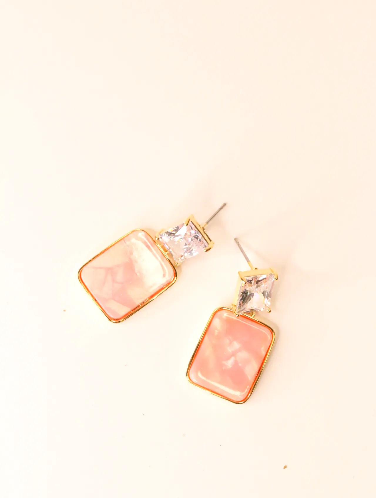 Vista trasera de pendientes de resina rosa con poste y detalle de piedra — pendientes de moda, vista lateral · Lola y Sol (BO-PD-037)