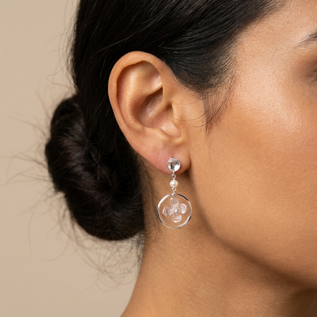 Pendientes de Aro Plata con Flor Rosa (BO-PD-041) puestos en la oreja — pendientes para mujer, puestos en la oreja · Lola y Sol (BO-PD-041)