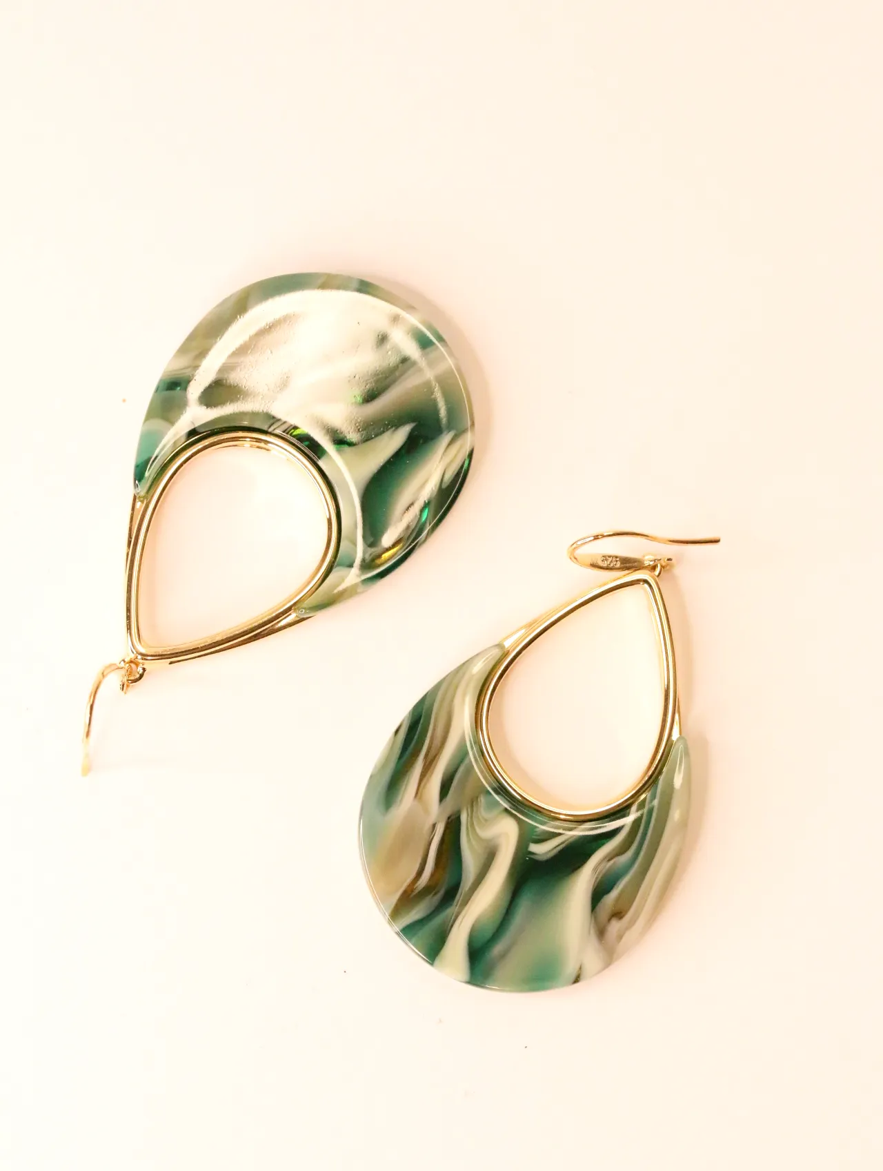 Pendientes largos elegantes con diseño de remolinos verdes y blancos. — pendientes dorados, primer plano · Lola y Sol (BO-PD-042)