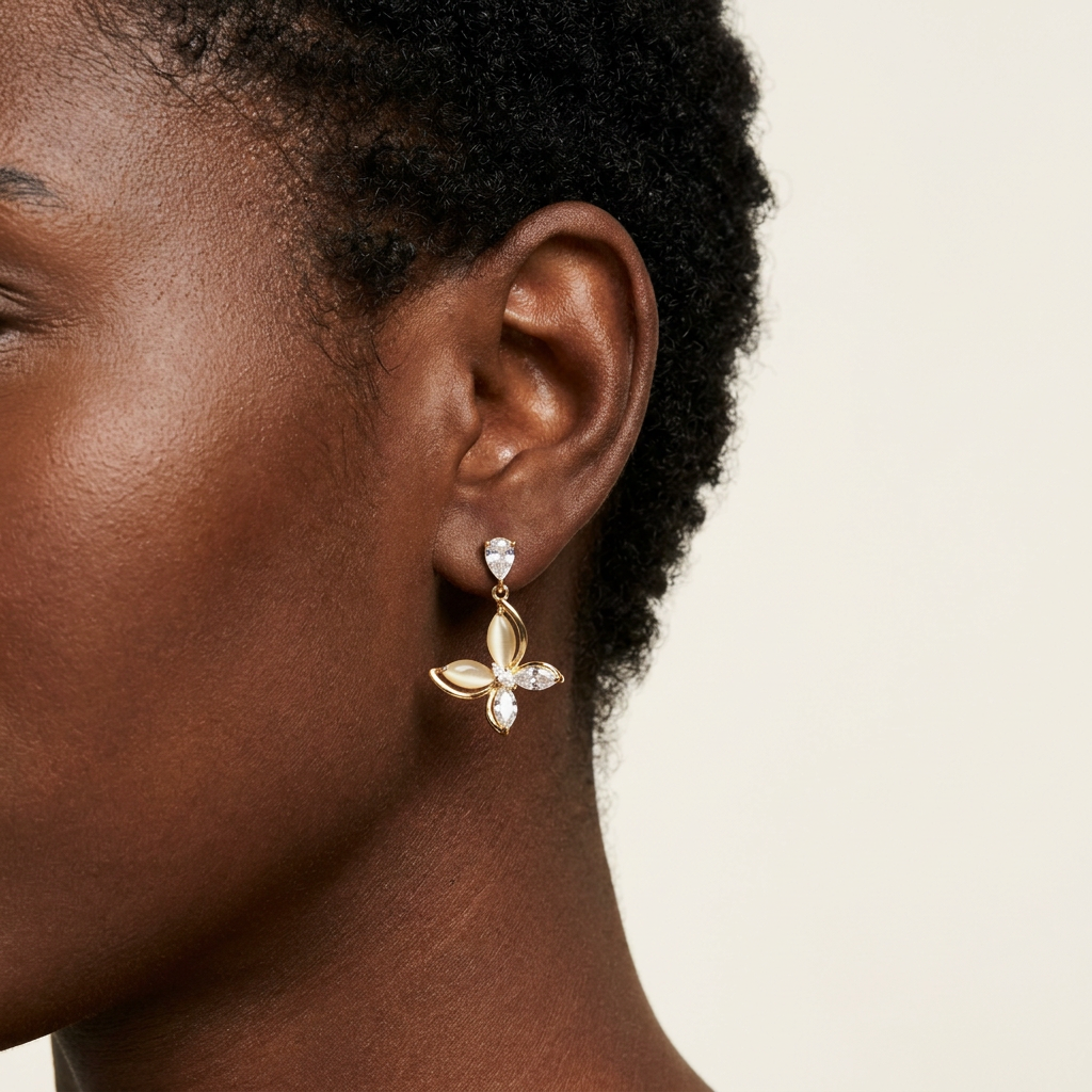 Pendientes Mariposa Colgantes (BO-PD-044) puestos en la oreja — pendientes baratos, puestos en la oreja · Lola y Sol (BO-PD-044)