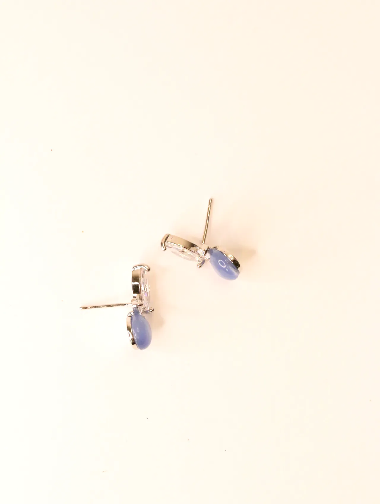 Par de pendientes largos elegantes con piedra azul y circonitas, vista frontal sobre fondo blanco — pendientes para mujer, vista principal · Lola y Sol…