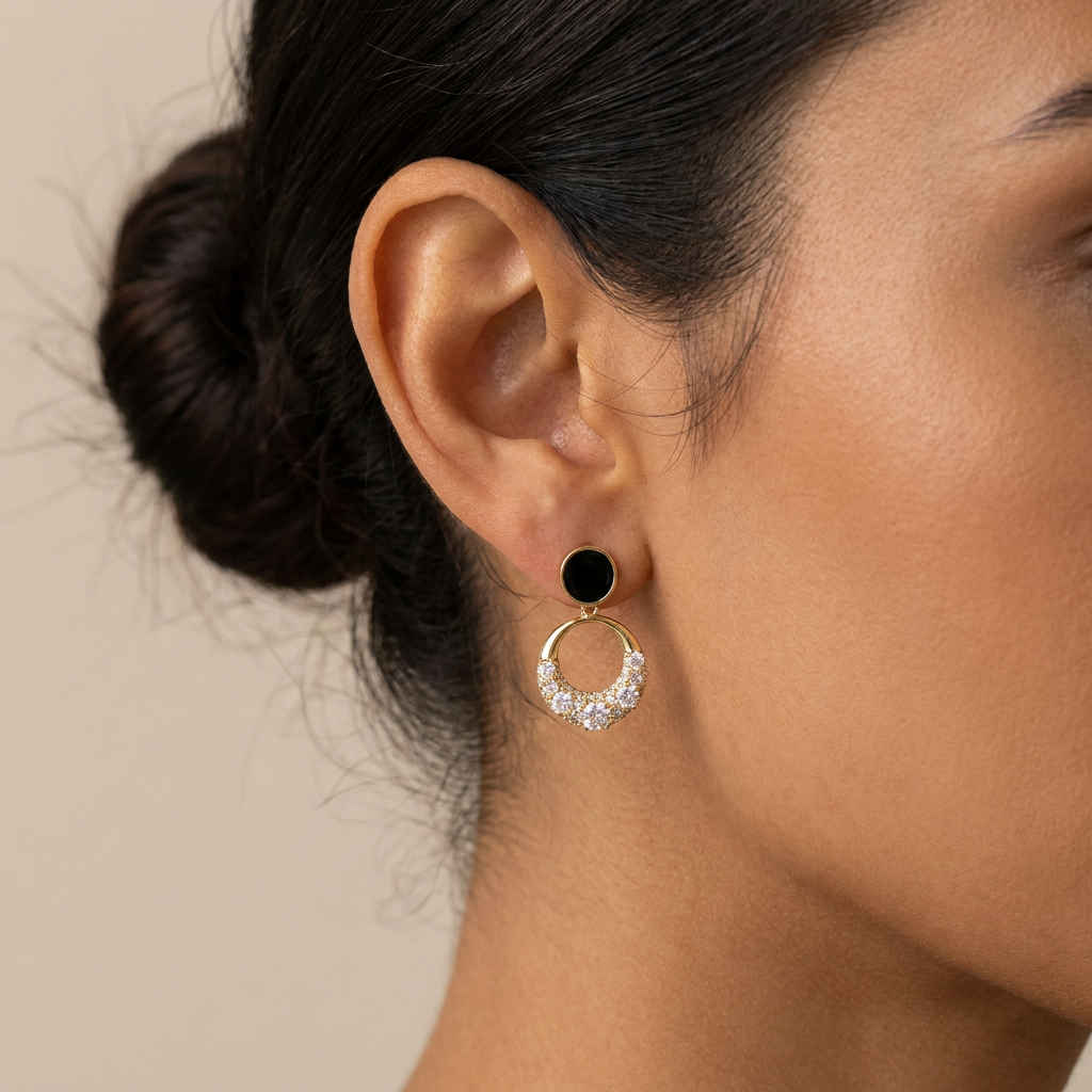 Pendientes de Aro Brillantes con Gota (BO-PD-049) puestos en la oreja — pendientes baratos, puestos en la oreja · Lola y Sol (BO-PD-049)