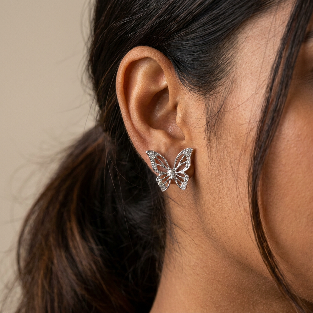 Pendientes Mariposa Brillantes (BO-PD-050) puestos en la oreja — pendientes para mujer, puestos en la oreja · Lola y Sol (BO-PD-050)