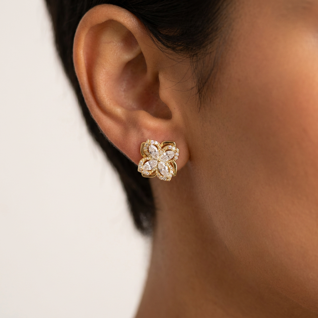 Pendientes de Trébol Brillante (BO-PD-051) puestos en la oreja — pendientes para mujer, puestos en la oreja · Lola y Sol (BO-PD-051)