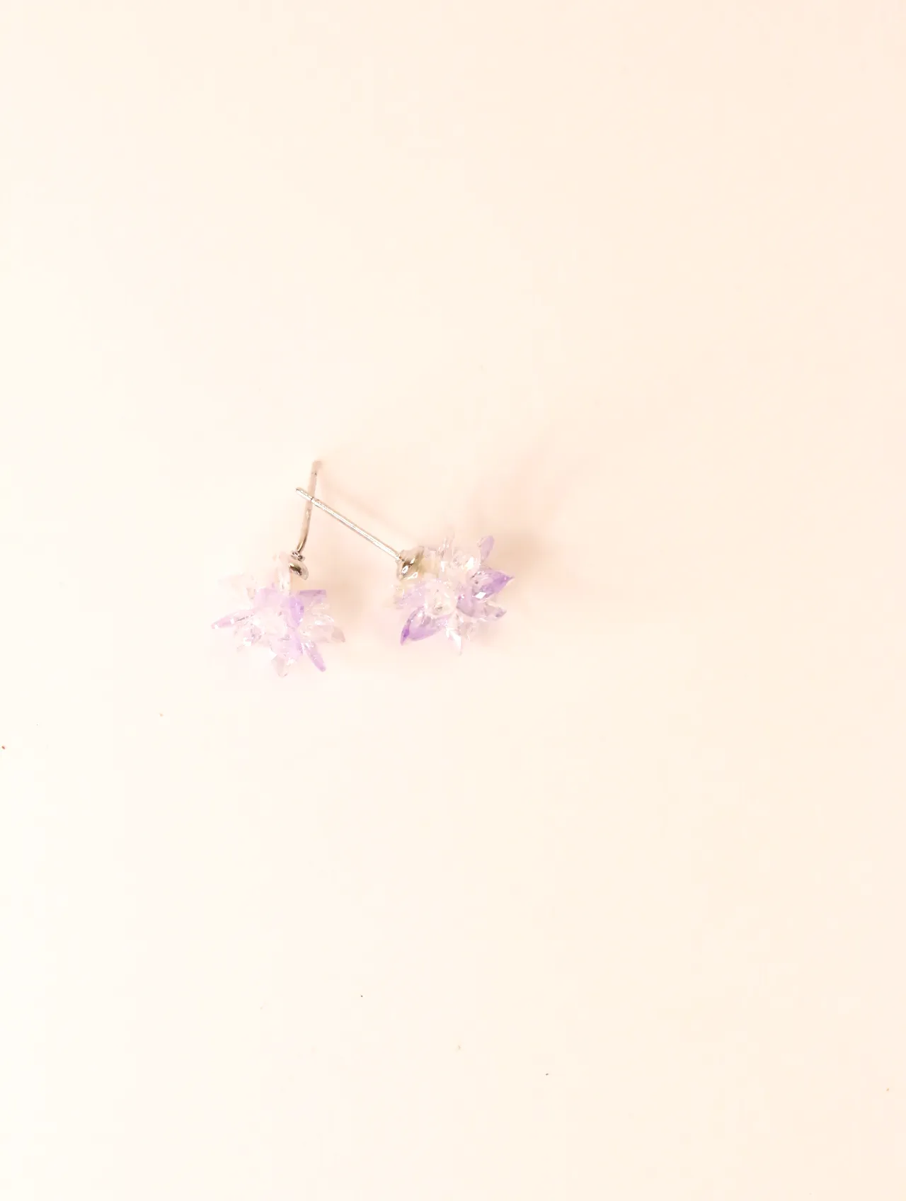 Par de pendientes de botón con forma de estrella brillante sobre un fondo claro — pendientes baratos, detalle · Lola y Sol (BO-PD-46)