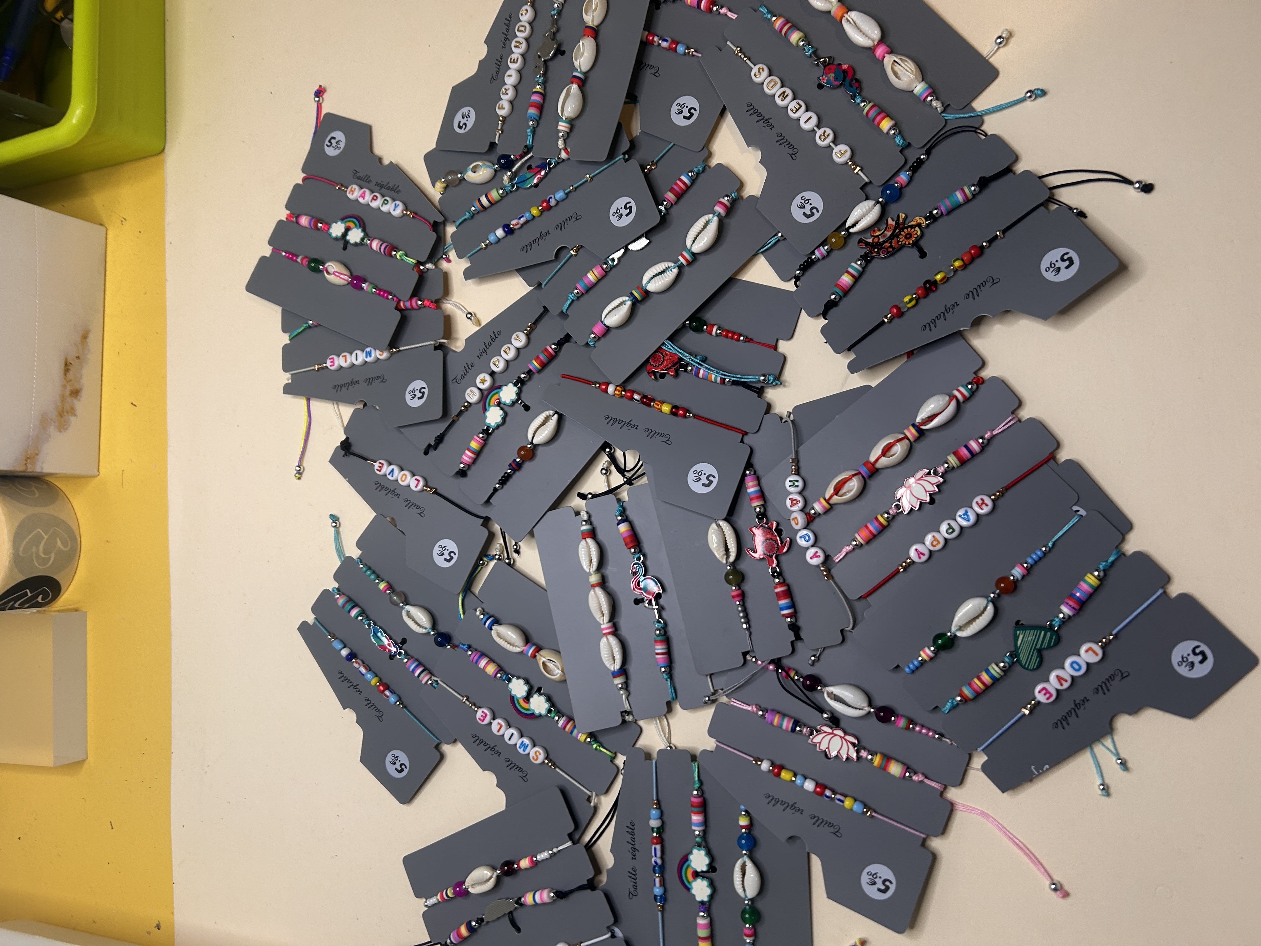 Expositor extendido de pulseras de cordón de colores en tarjetas grises — lote de pendientes baratos, detalle · Lola y Sol (BRC-CRD-86)