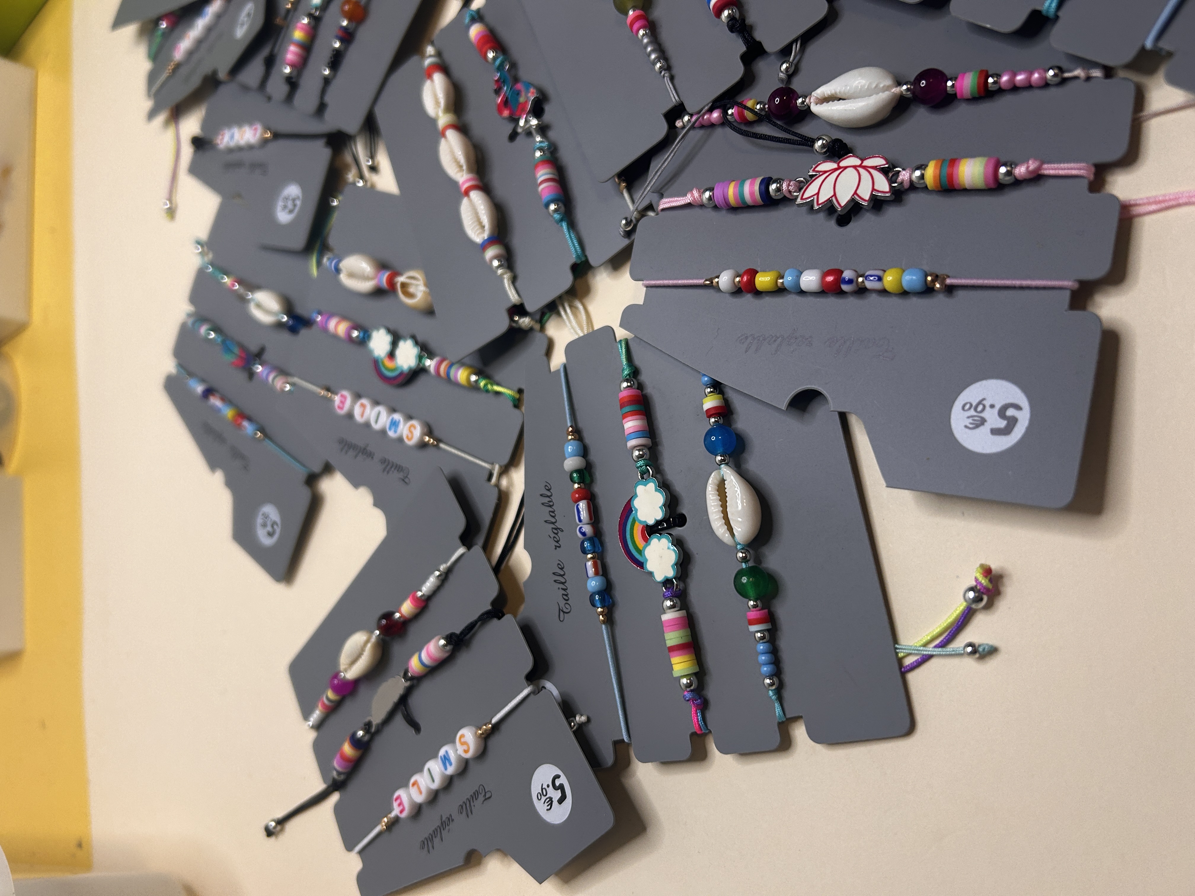 Primer plano de pulseras boho de cordón con abalorios, conchas y dijes — lote de pendientes dorados, primer plano · Lola y Sol (BRC-CRD-86)