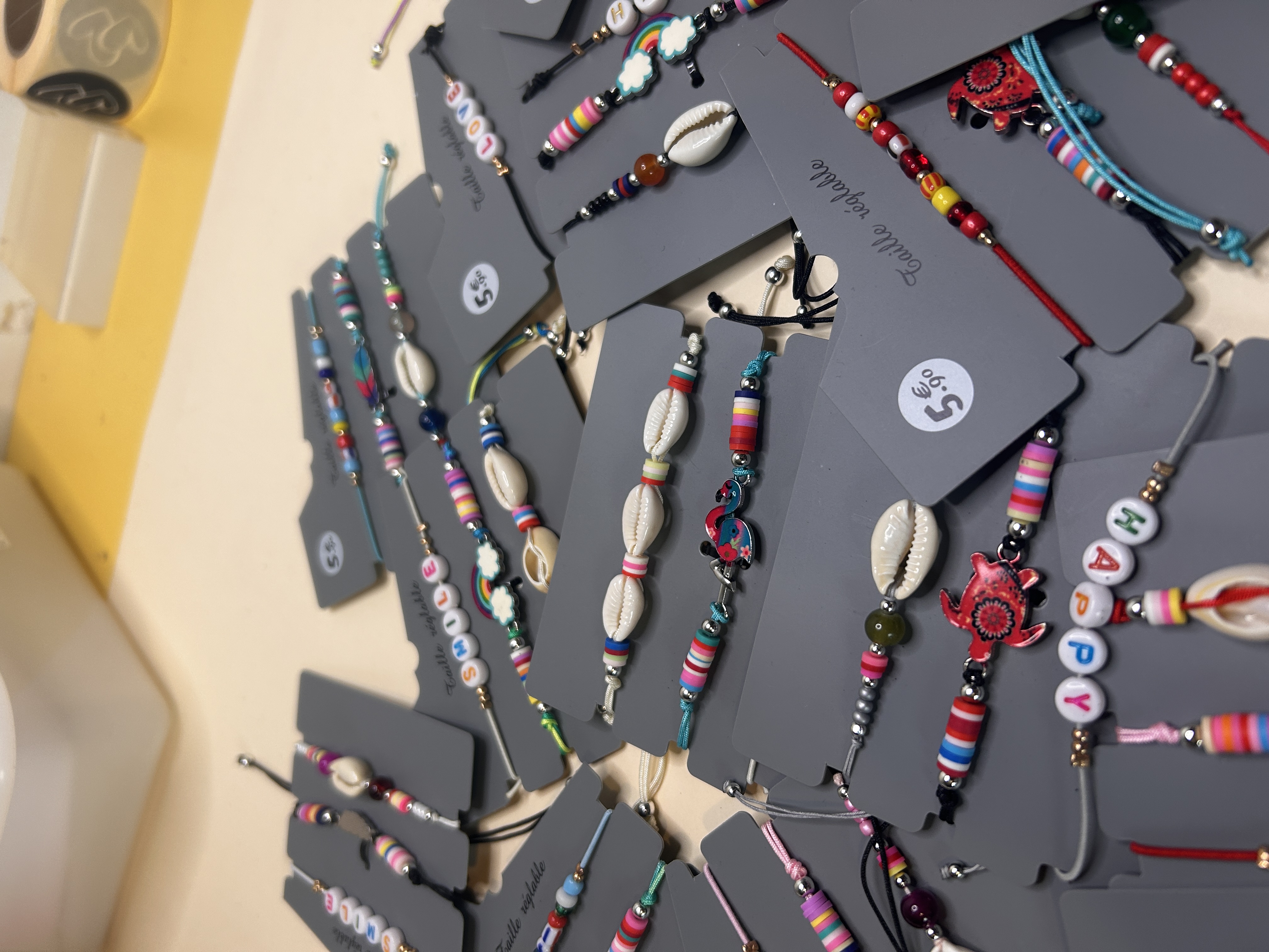 Vista detallada de pulseras de hilo estilo surfero en tarjetas de venta — lote de pendientes originales, detalle del acabado · Lola y Sol (BRC-CRD-86)