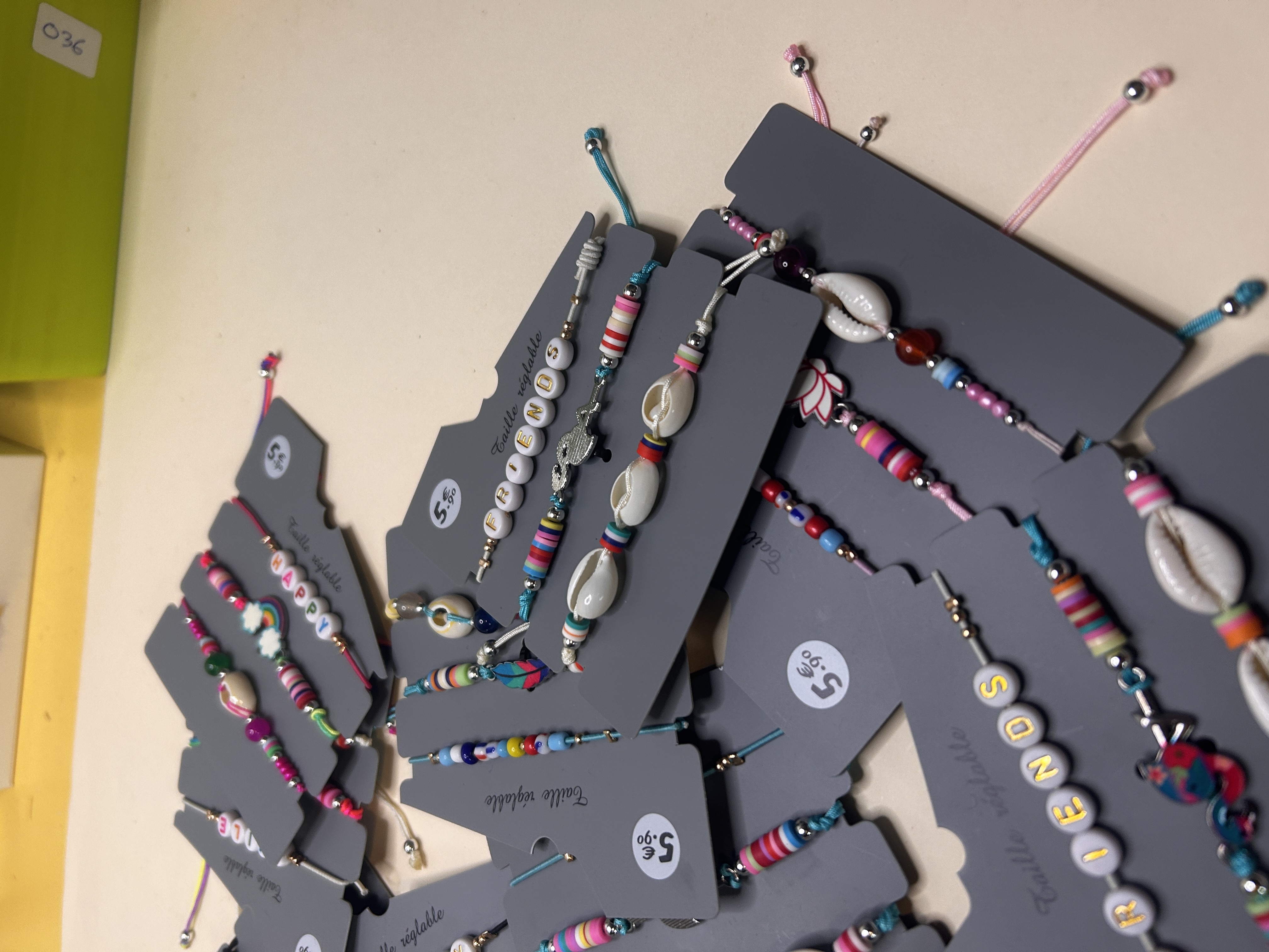 Lote de pulseras de cordón ajustables boho — lote de pendientes baratos, primer plano · Lola y Sol (BRC-CRD-86)