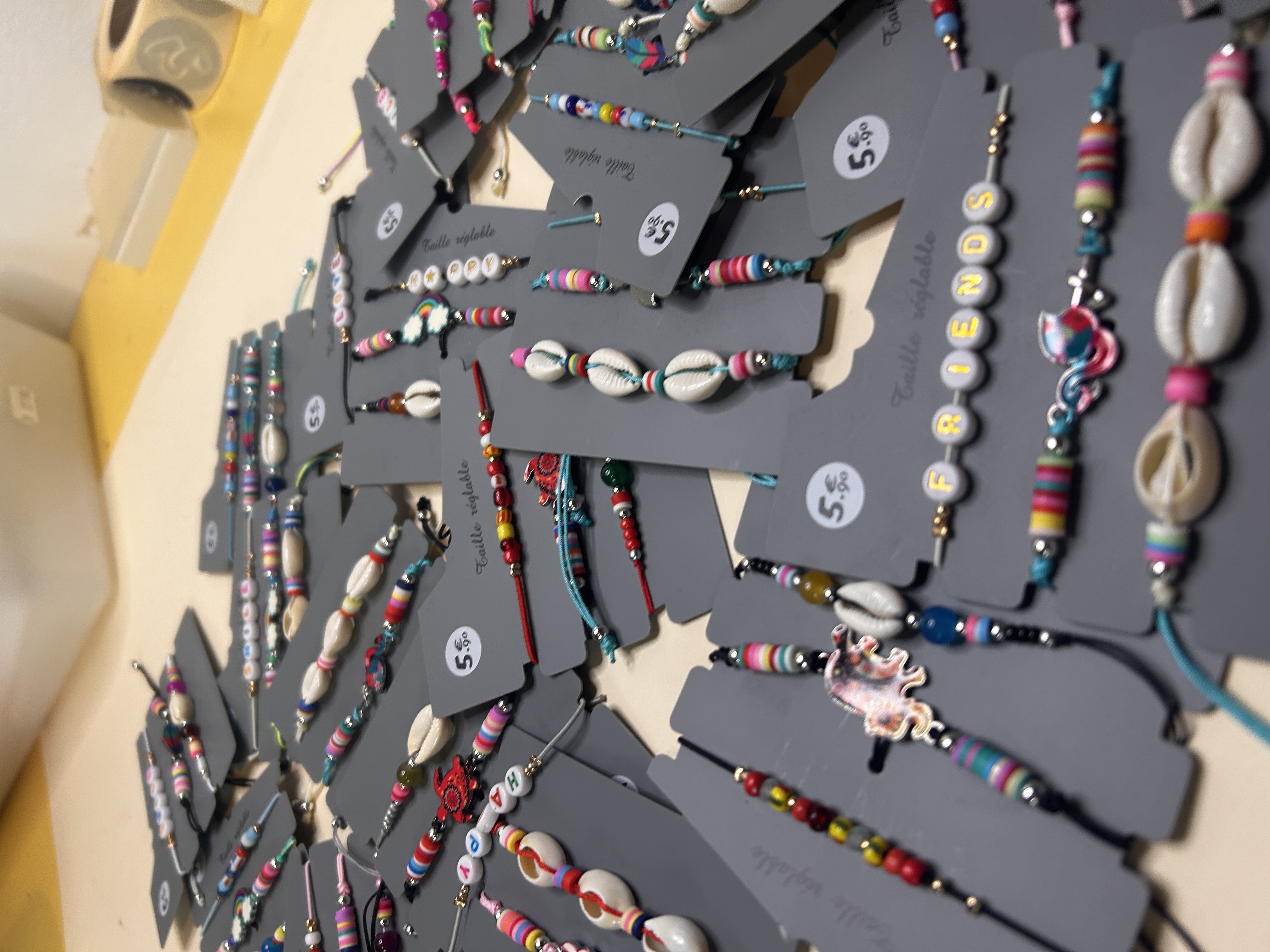 Lote de pulseras de cordón ajustables boho — lote de pendientes dorados, vista lateral · Lola y Sol (BRC-CRD-86)