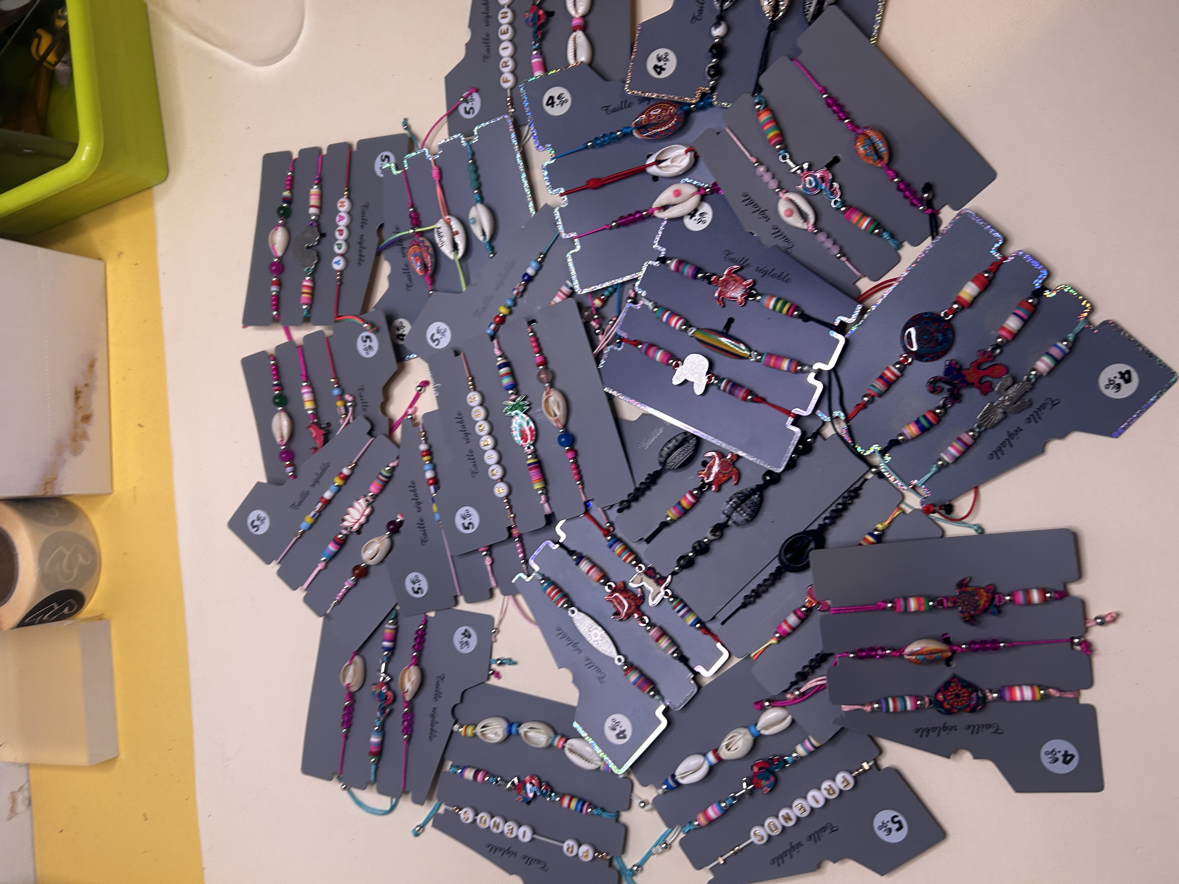 Colección completa de pulseras bohemias sobre cartoncillos — lote de pendientes baratos, detalle · Lola y Sol (BRC-CRD-88)