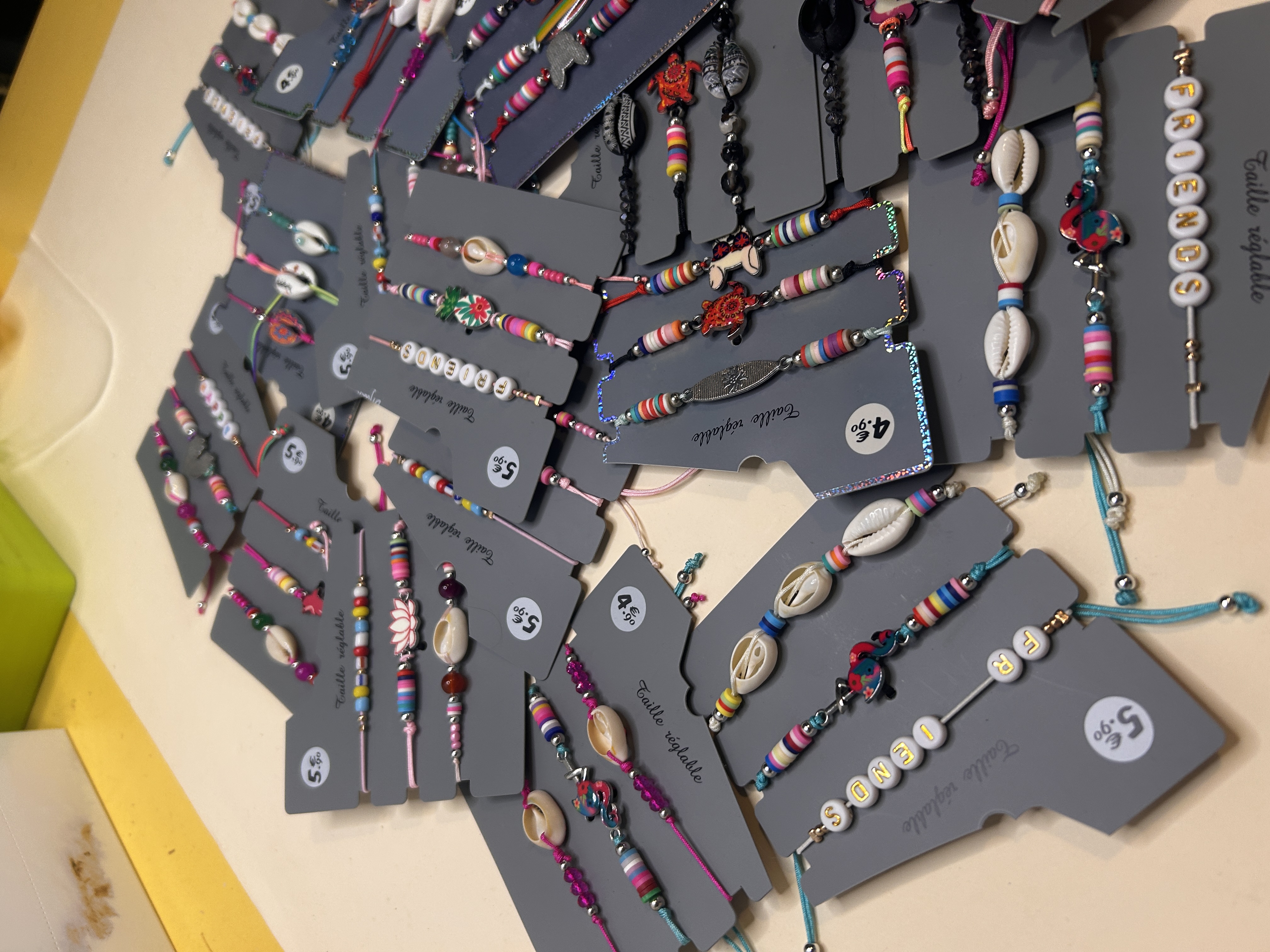 Vista superior de pulseras con abalorios de letras y cuentas — lote de pendientes de moda, vista lateral · Lola y Sol (BRC-CRD-88)