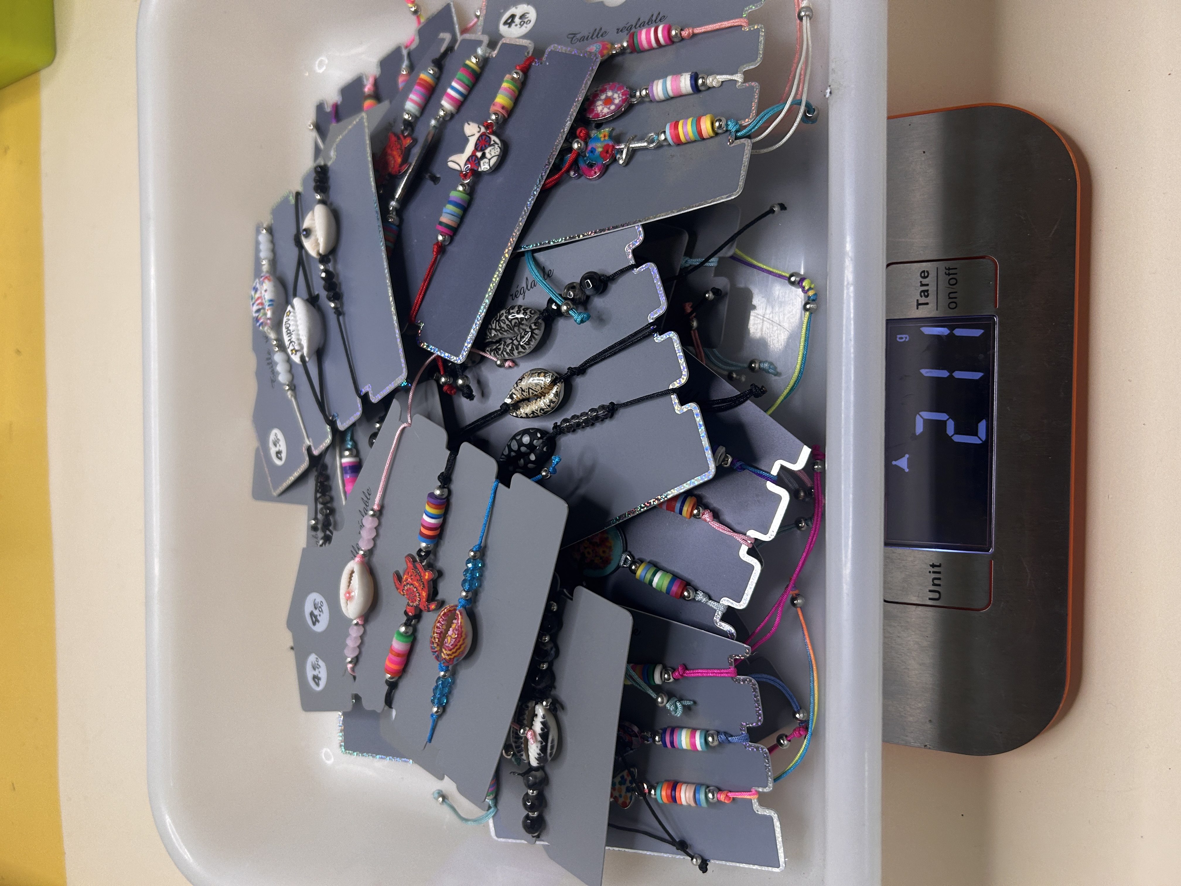 Lote de pulseras ajustables sobre cartón expositor en bandeja de pesado — lote de pendientes para mujer, vista principal · Lola y Sol (BRC-CRD-89)