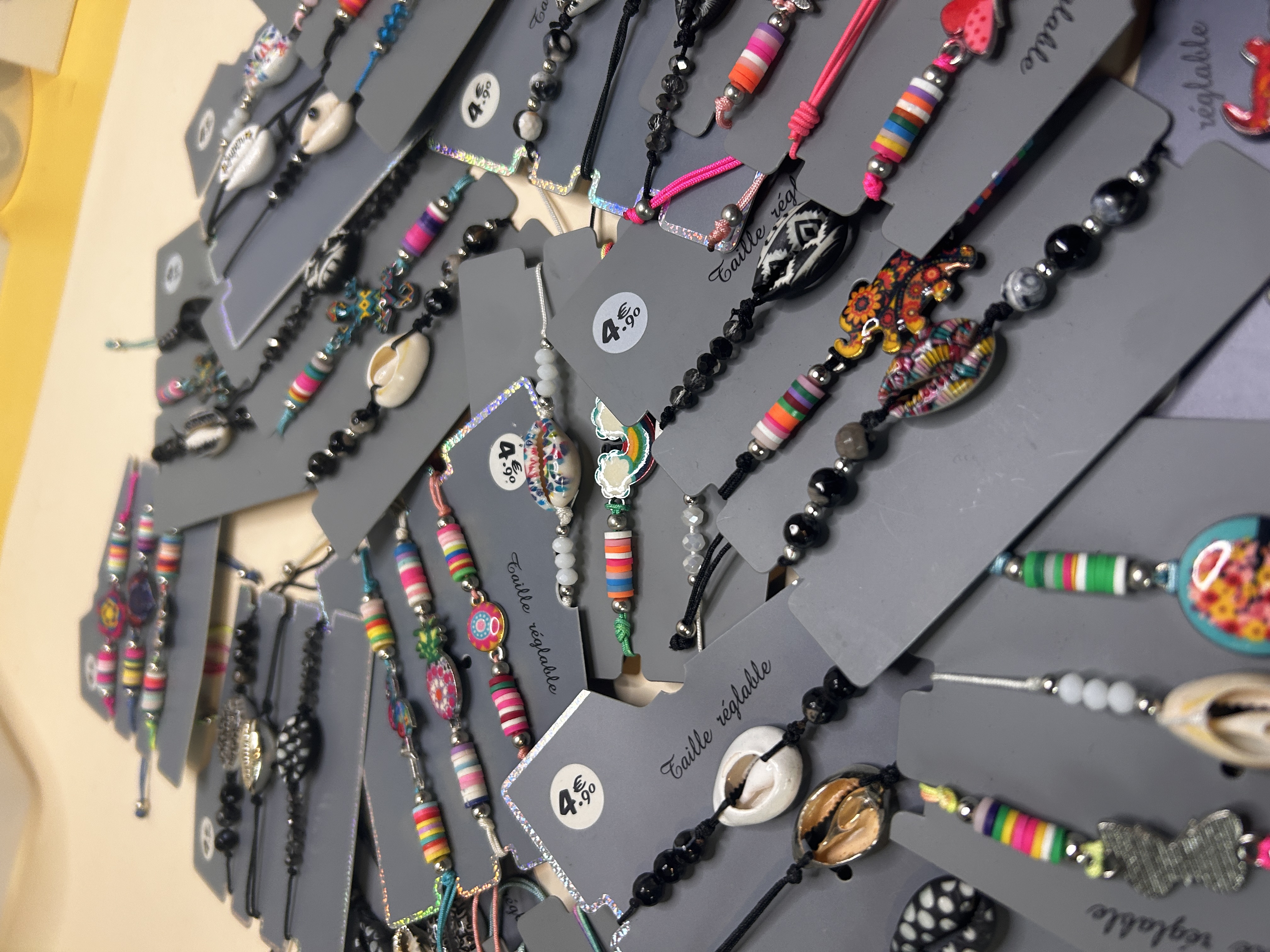 Conjunto de pulseras de bisutería de verano en blíster de venta — lote de pendientes originales, detalle del acabado · Lola y Sol (BRC-CRD-89)