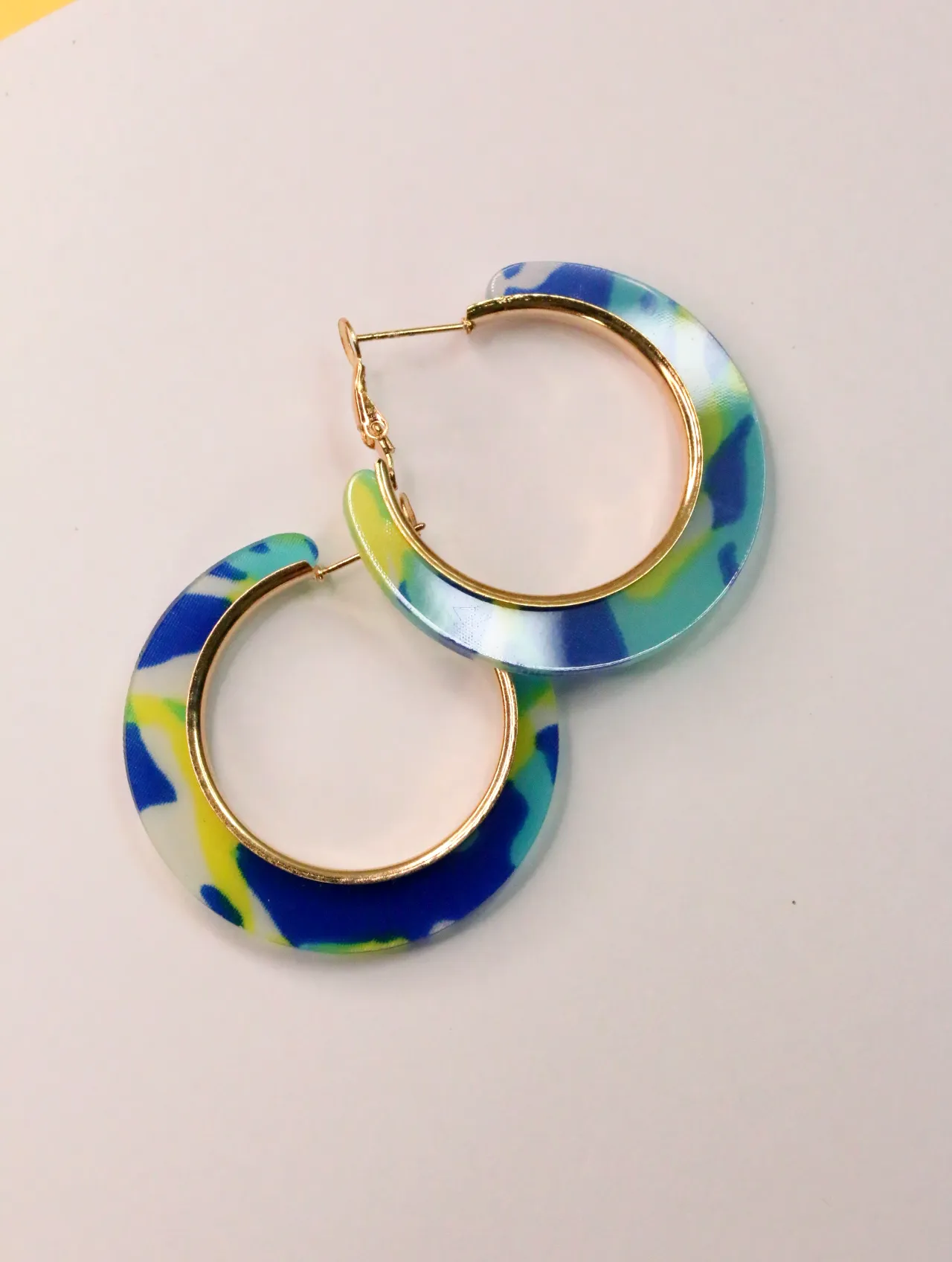 Pendientes de aro multicolor con acabado brillante y borde dorado — pendientes dorados, primer plano · Lola y Sol (CLR-HPS-001)