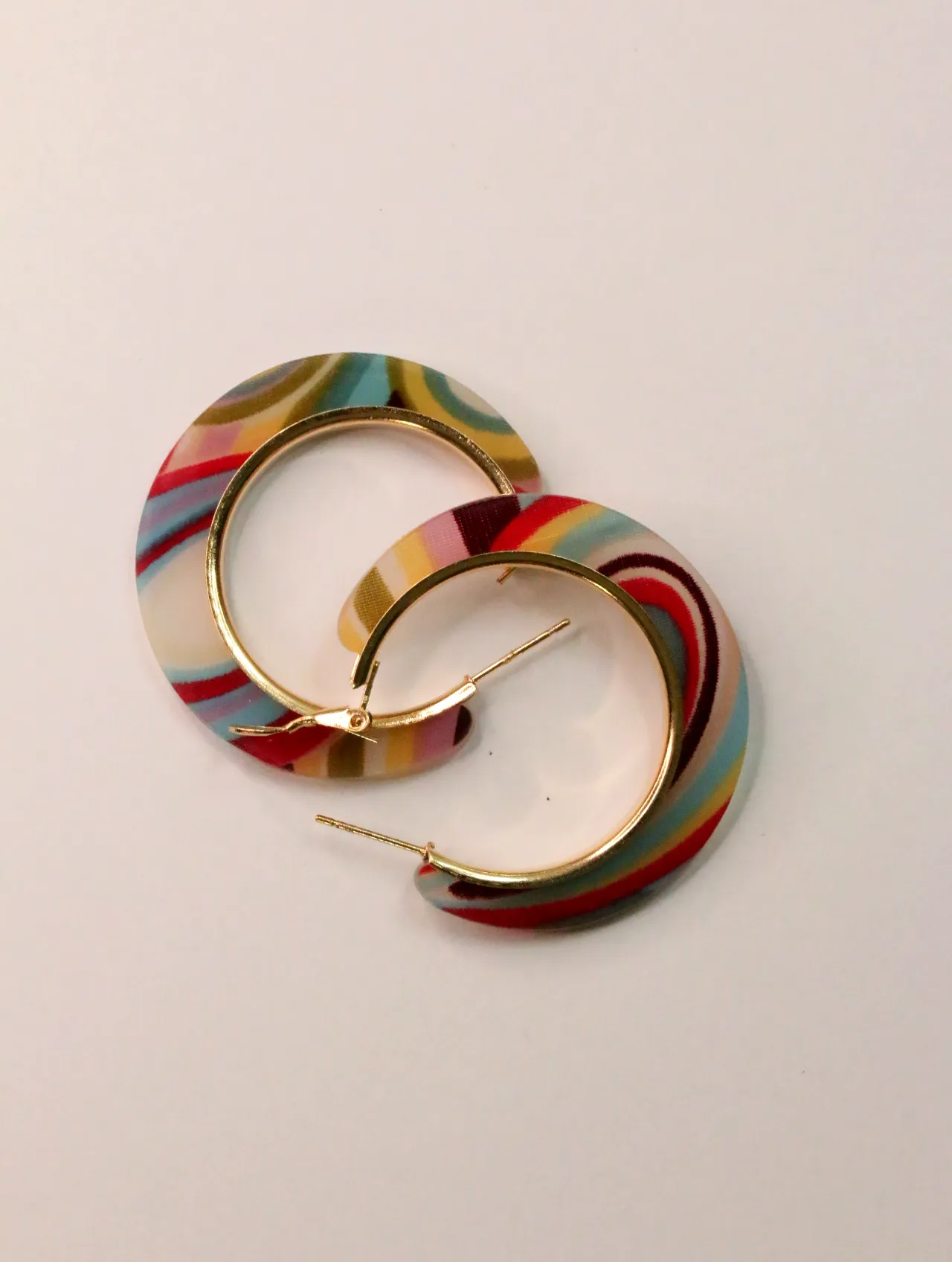 Pendientes de aro multicolor superpuestos con cierres visibles — pendientes de moda, vista lateral · Lola y Sol (CLR-HPS-002)