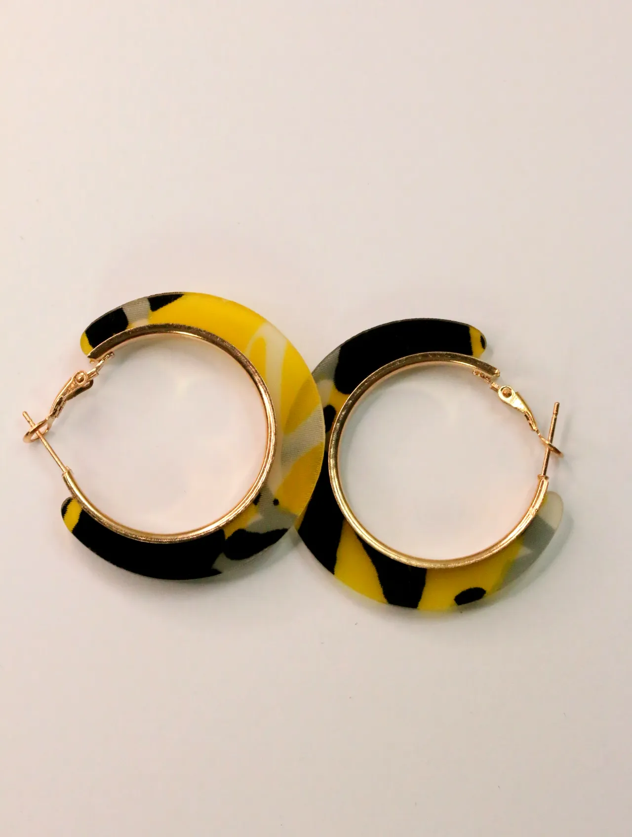 Pendientes de aro ancho amarillos y negros con bordes dorados — pendientes baratos, detalle · Lola y Sol (CLR-HPS-003)