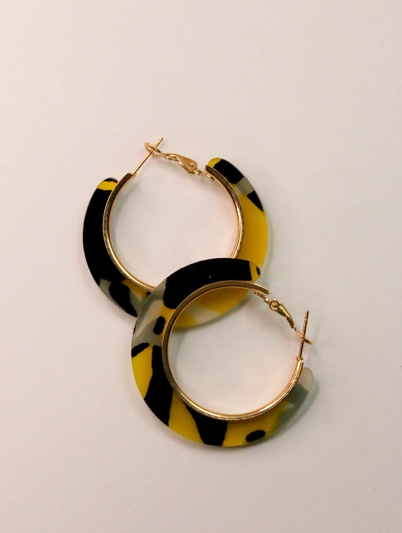 Pendientes de aro amarillos y negros superpuestos con cierres visibles — pendientes de moda, vista lateral · Lola y Sol (CLR-HPS-003)
