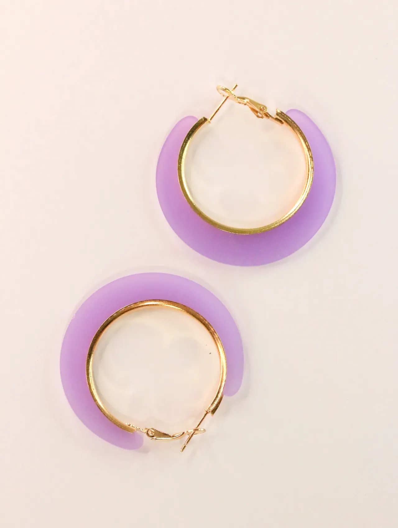 Pendientes de aro lilas con bordes dorados sobre fondo claro — pendientes para mujer, vista principal · Lola y Sol (CLR-HPS-004)