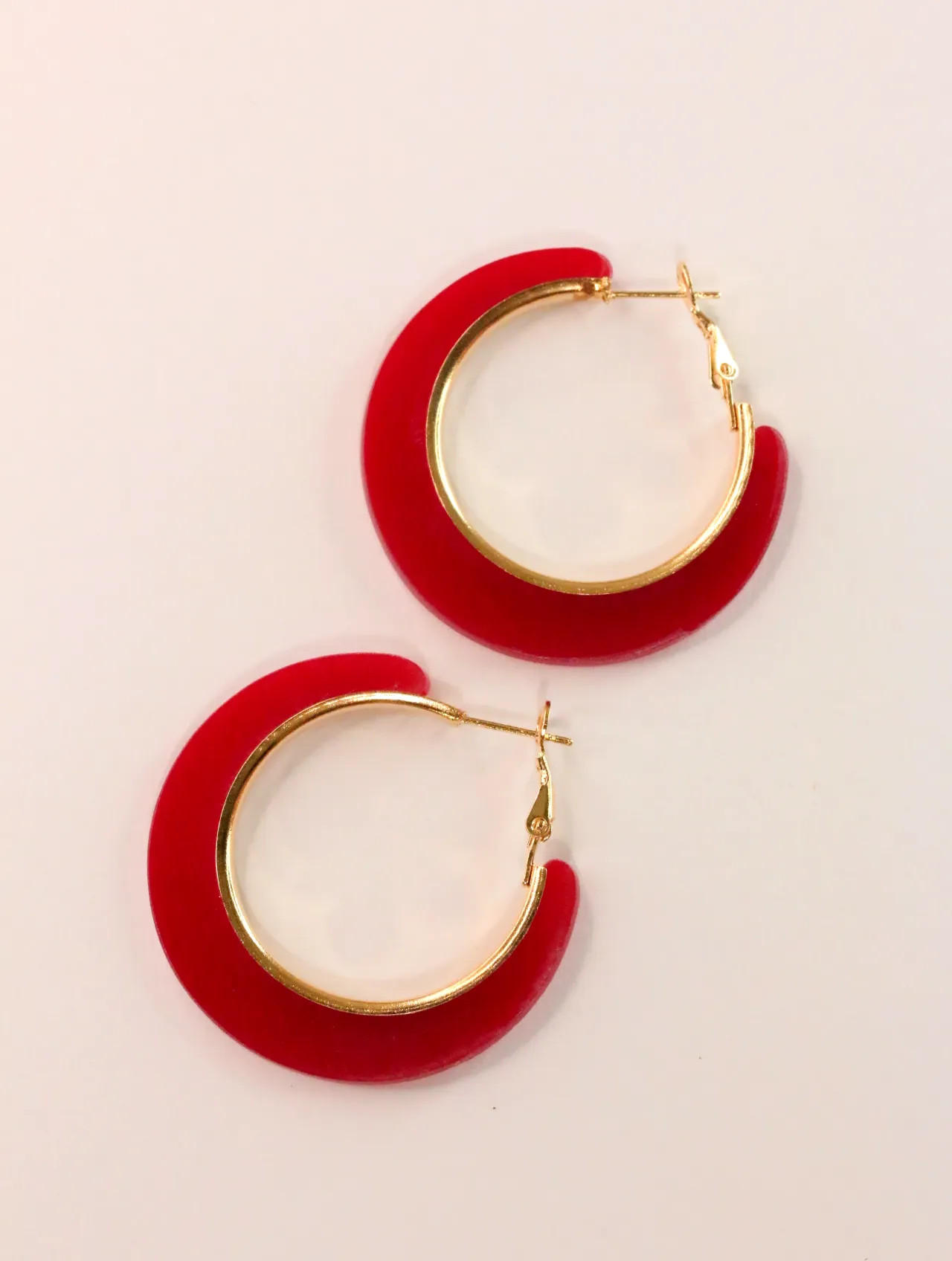 Pendientes de aro rojos con bordes dorados sobre fondo claro — pendientes para mujer, vista principal · Lola y Sol (CLR-HPS-005)