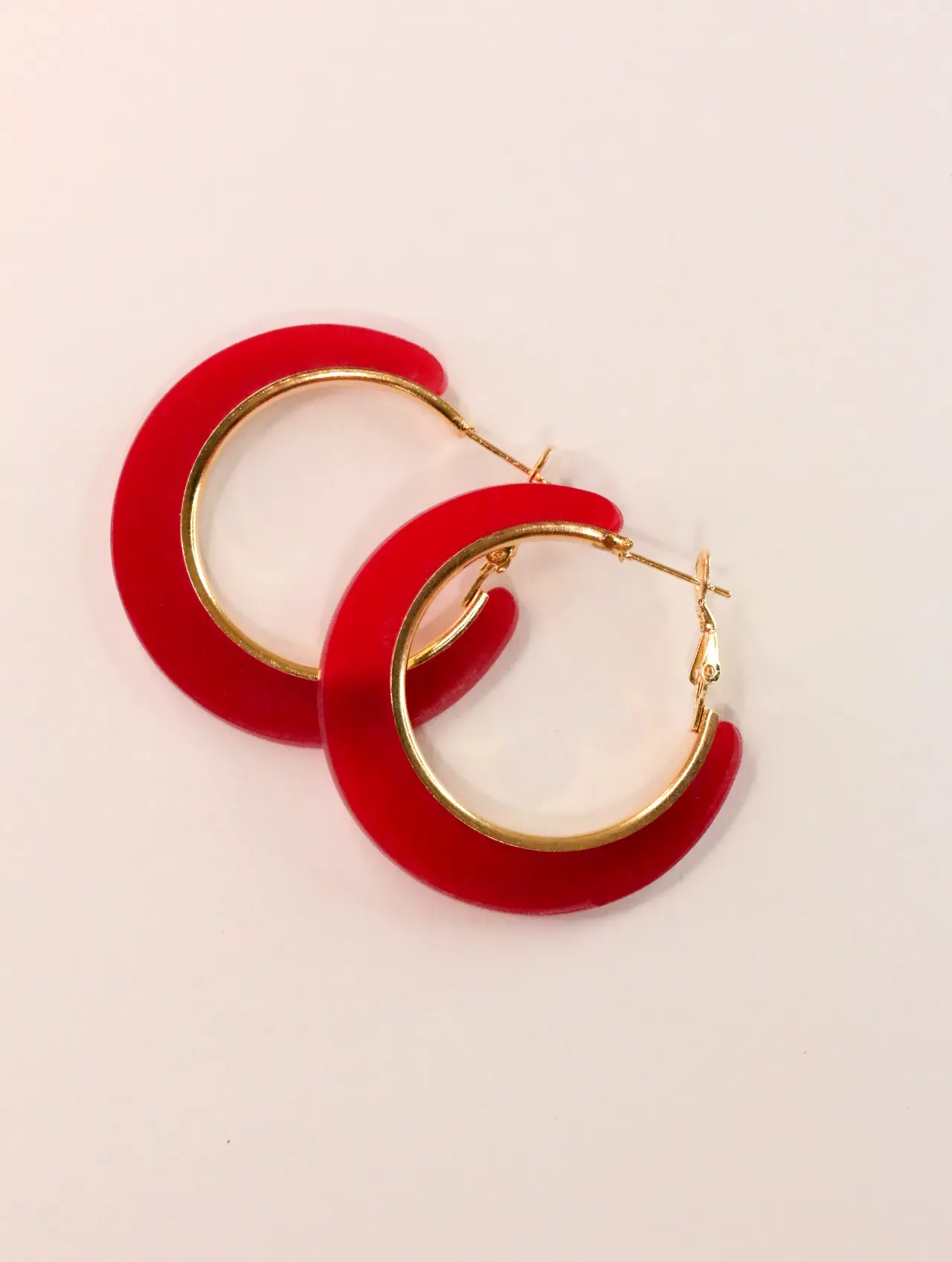 Pendientes de aro rojos superpuestos con detalles dorados — pendientes dorados, primer plano · Lola y Sol (CLR-HPS-005)