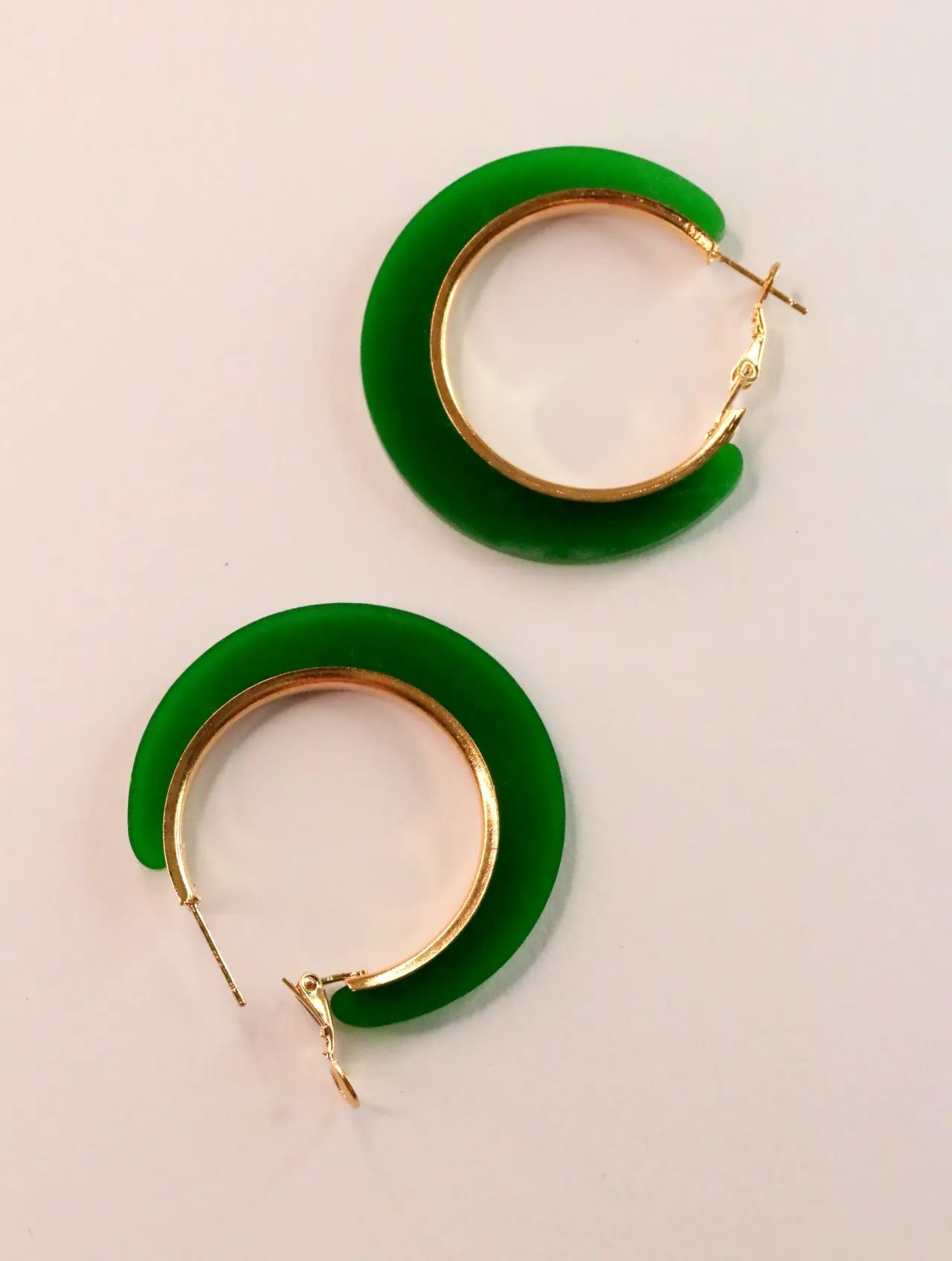 Pendientes de aro verdes con borde dorado y cierres articulados visibles — pendientes de moda, vista lateral · Lola y Sol (CLR-HPS-006)