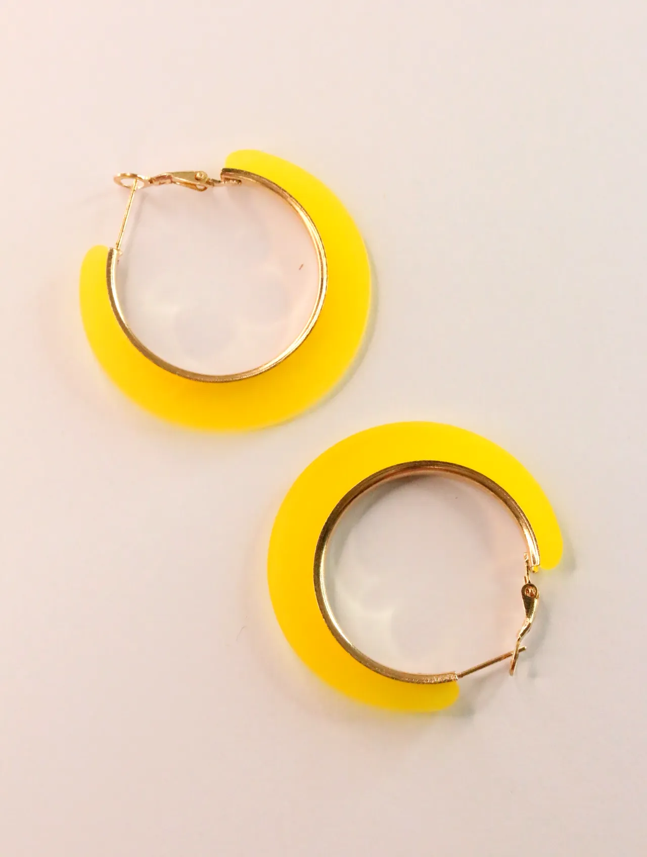 Pendientes de aro amarillos con bordes interiores dorados sobre fondo claro — pendientes para mujer, vista principal · Lola y Sol (CLR-HPS-007)