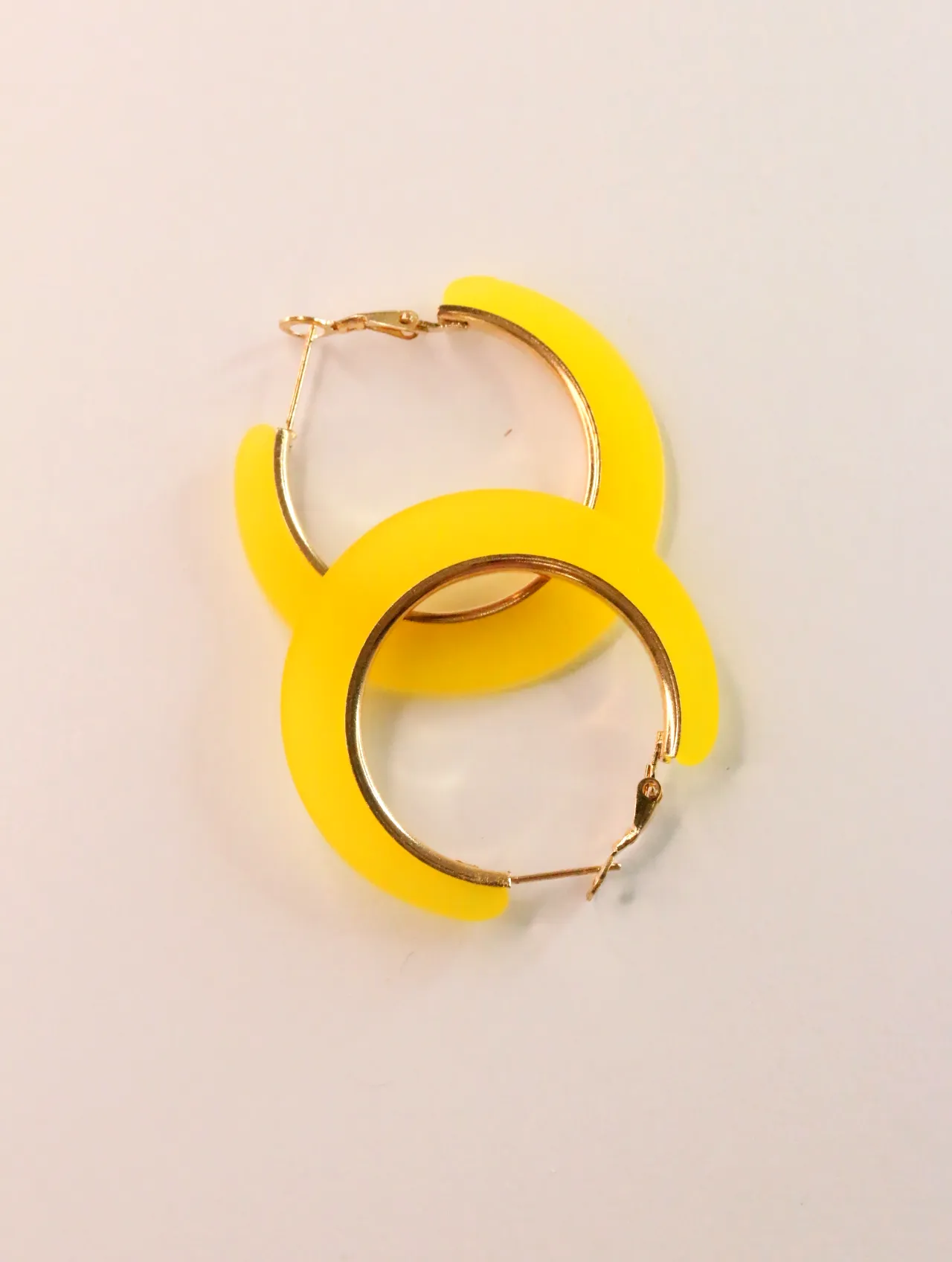 Pendientes de aro amarillos superpuestos con detalles dorados — pendientes dorados, primer plano · Lola y Sol (CLR-HPS-007)