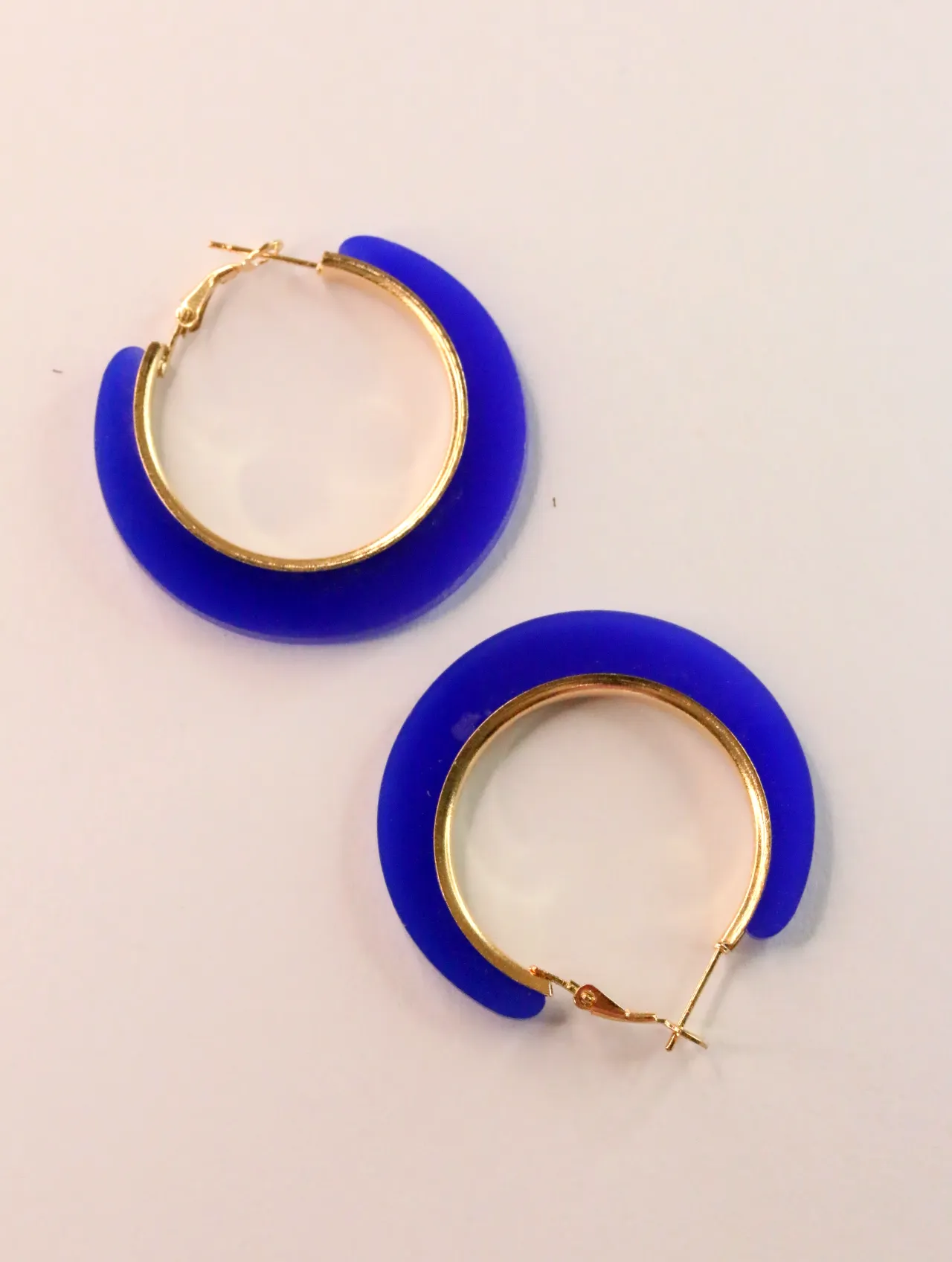 Pendientes de aro azul cobalto y dorado sobre fondo claro — pendientes para mujer, vista principal · Lola y Sol (CLR-HPS-008)