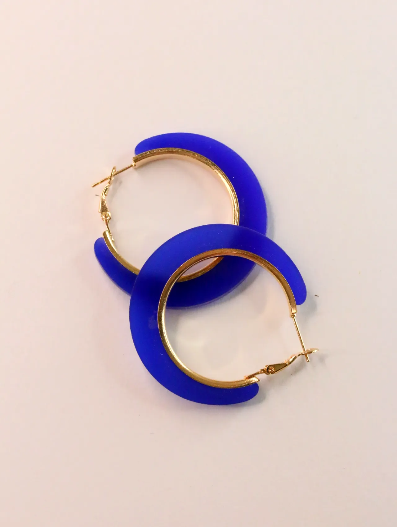 Pendientes de aro azules y dorados superpuestos — pendientes dorados, primer plano · Lola y Sol (CLR-HPS-008)